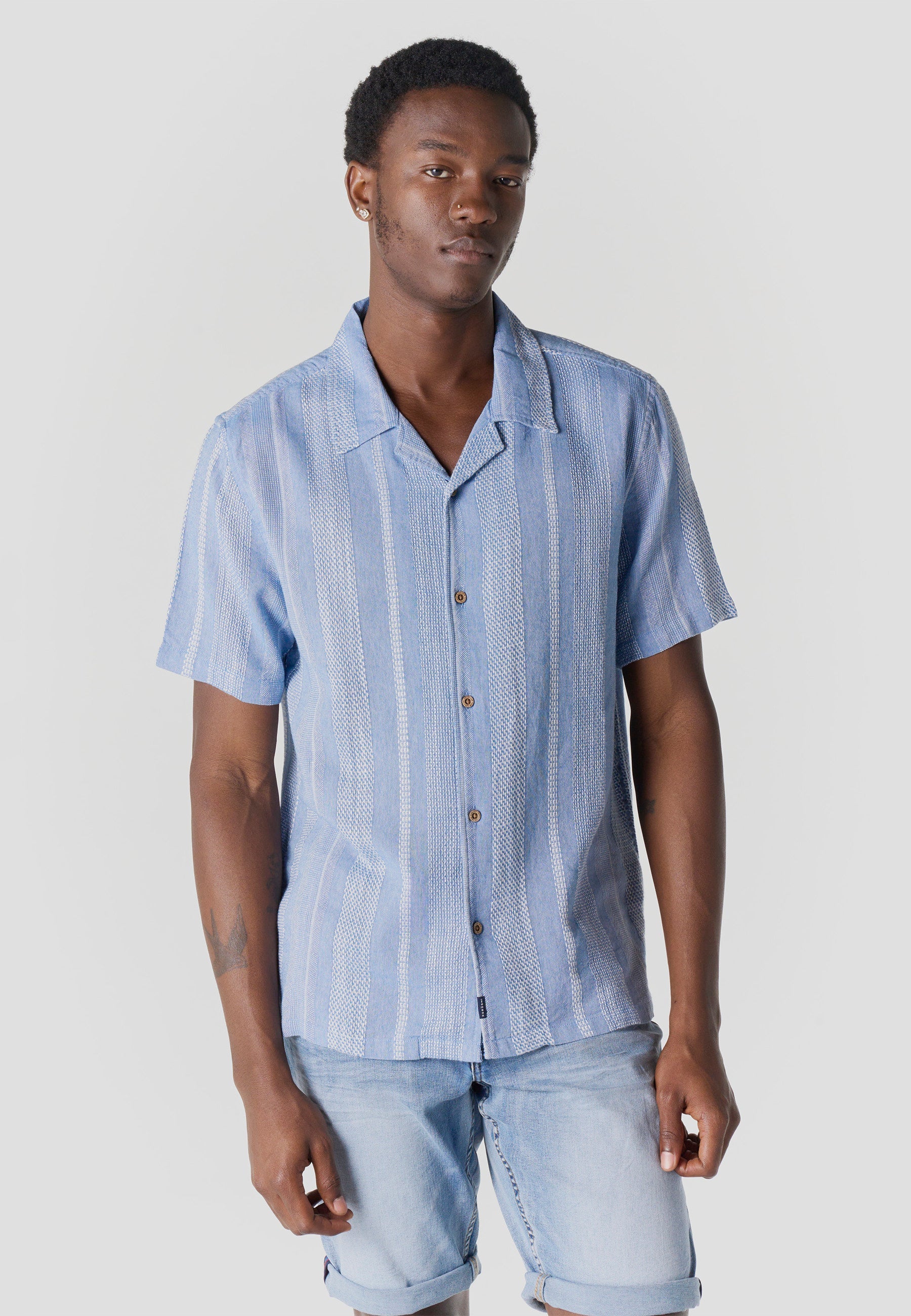 Camisa Hombre Manga Corta Rayas Cuello Cubano Relaxed Azul – Koroshi 2611CC25