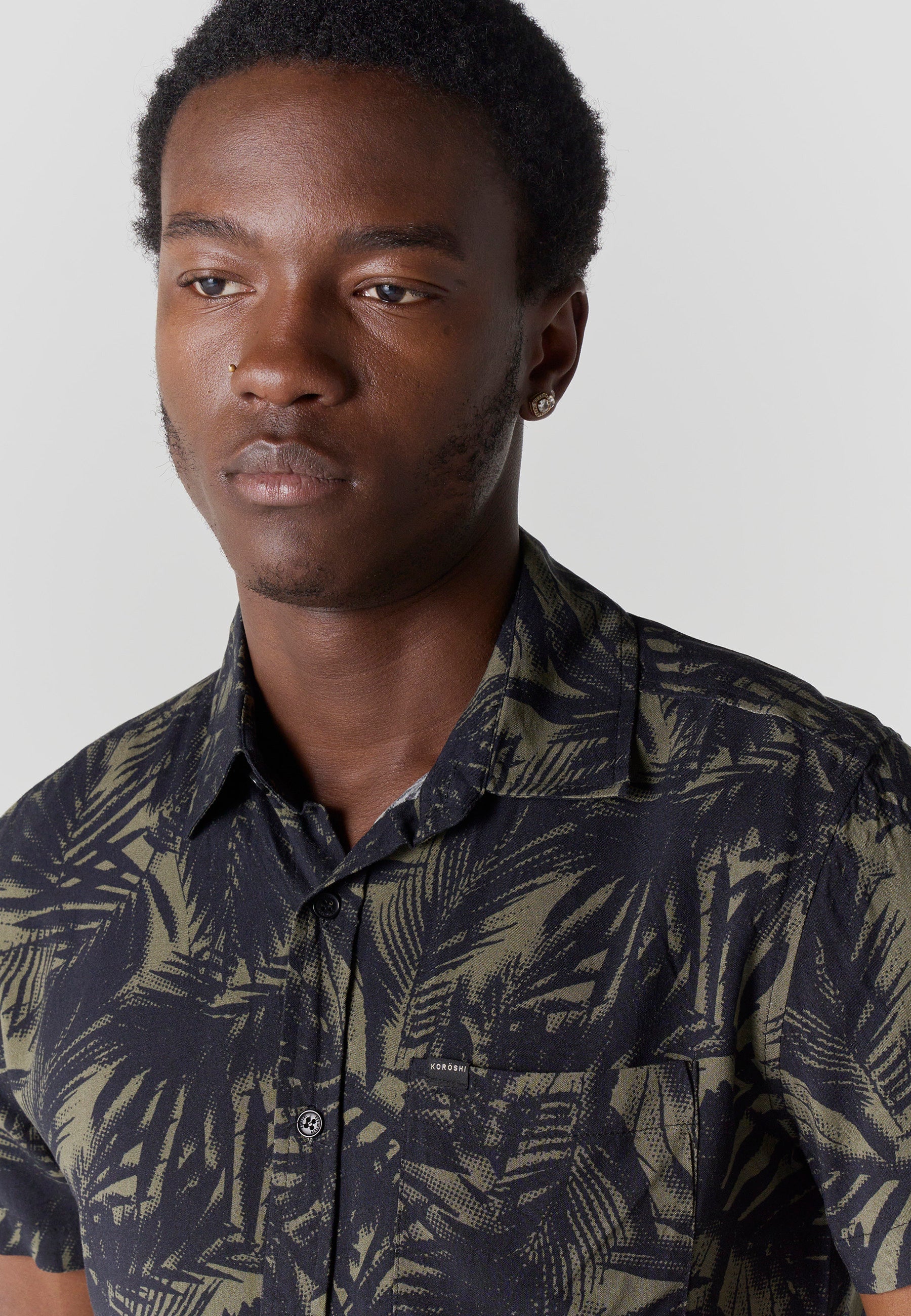 Camisa Hombre Manga Corta Estampado Tropical Viscosa – Koroshi 2611CC36