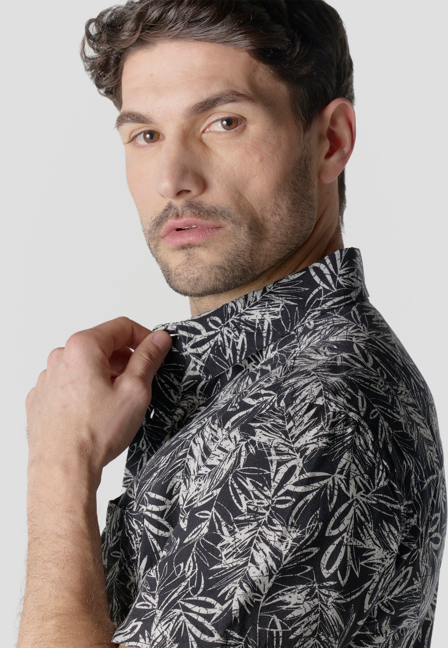 Camisa Hombre Manga Corta Estampado Tropical Viscosa – Koroshi 2611CC37