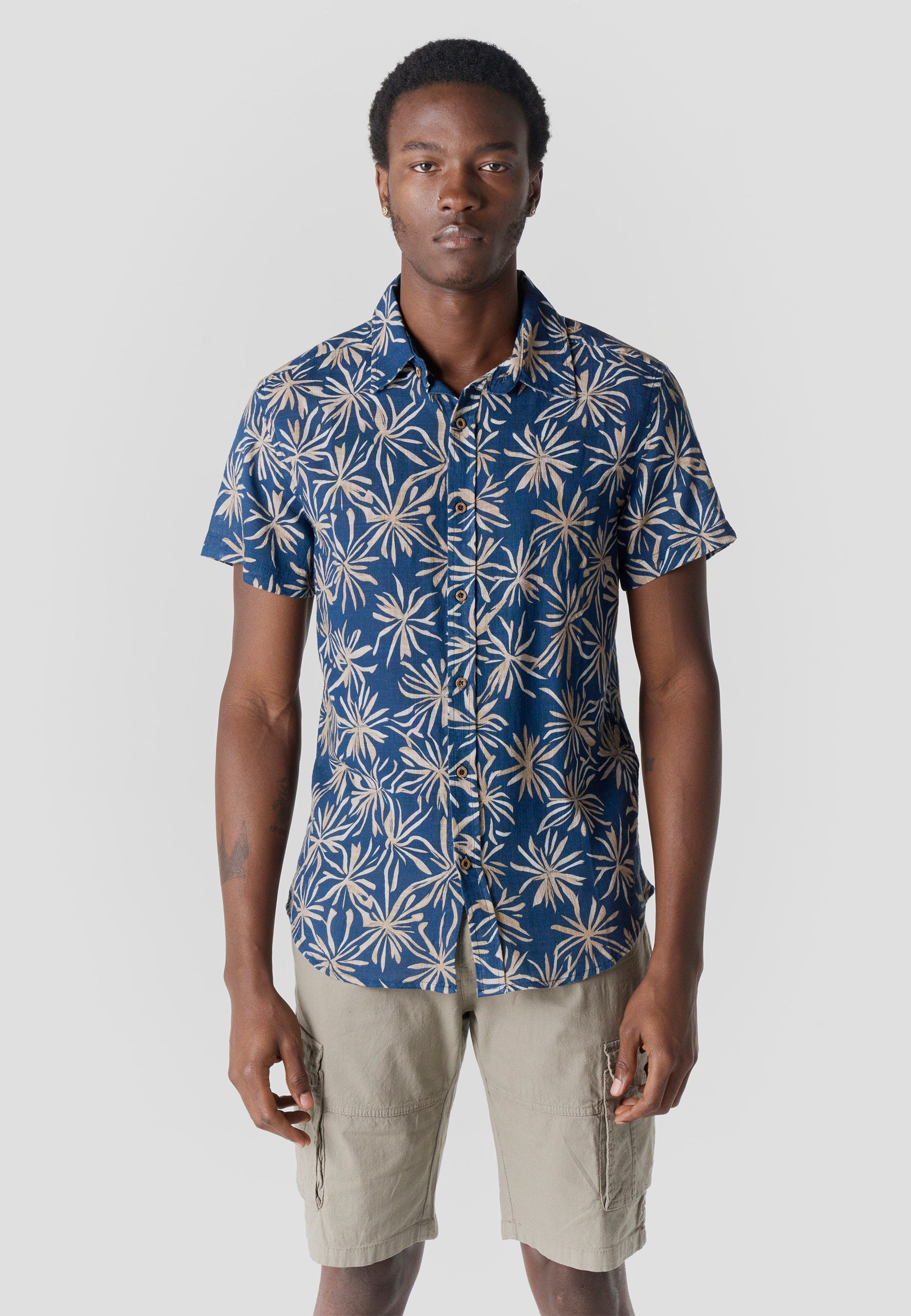 Camisa Hombre Manga Corta Algodón Slub Estampado Tropical – Koroshi 2611CC45
