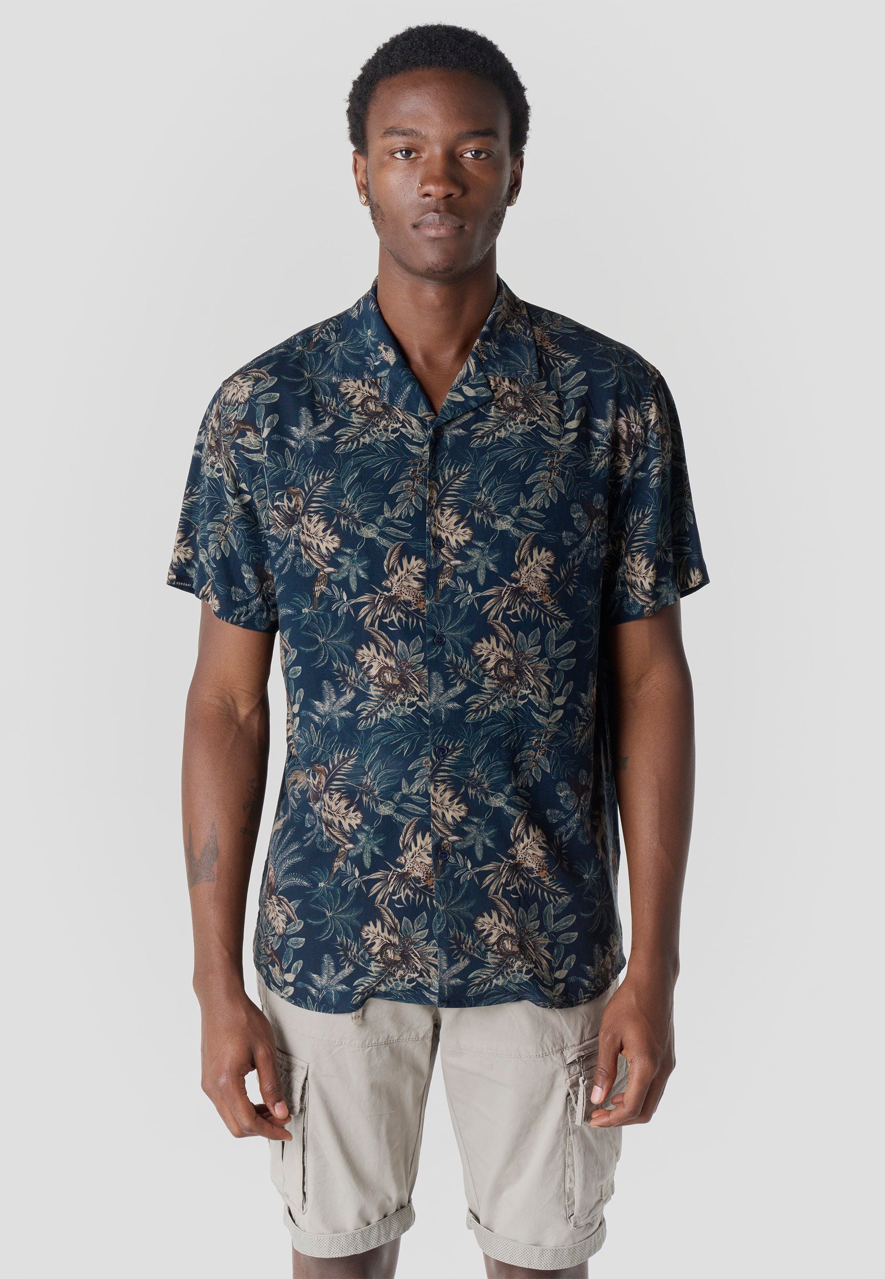 Camisa Hombre Manga Corta Relaxed Cuello Cubano Estampado Tropical Viscosa – Koroshi 2611CC48