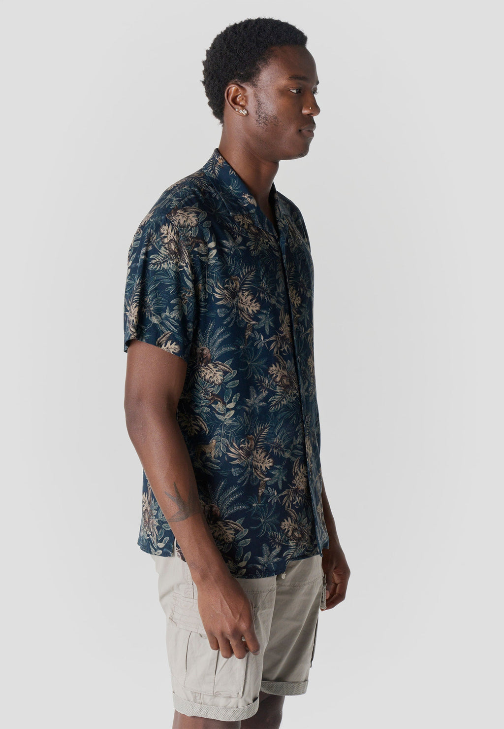 Camisa Hombre Manga Corta Relaxed Cuello Cubano Estampado Tropical Viscosa – Koroshi 2611CC48