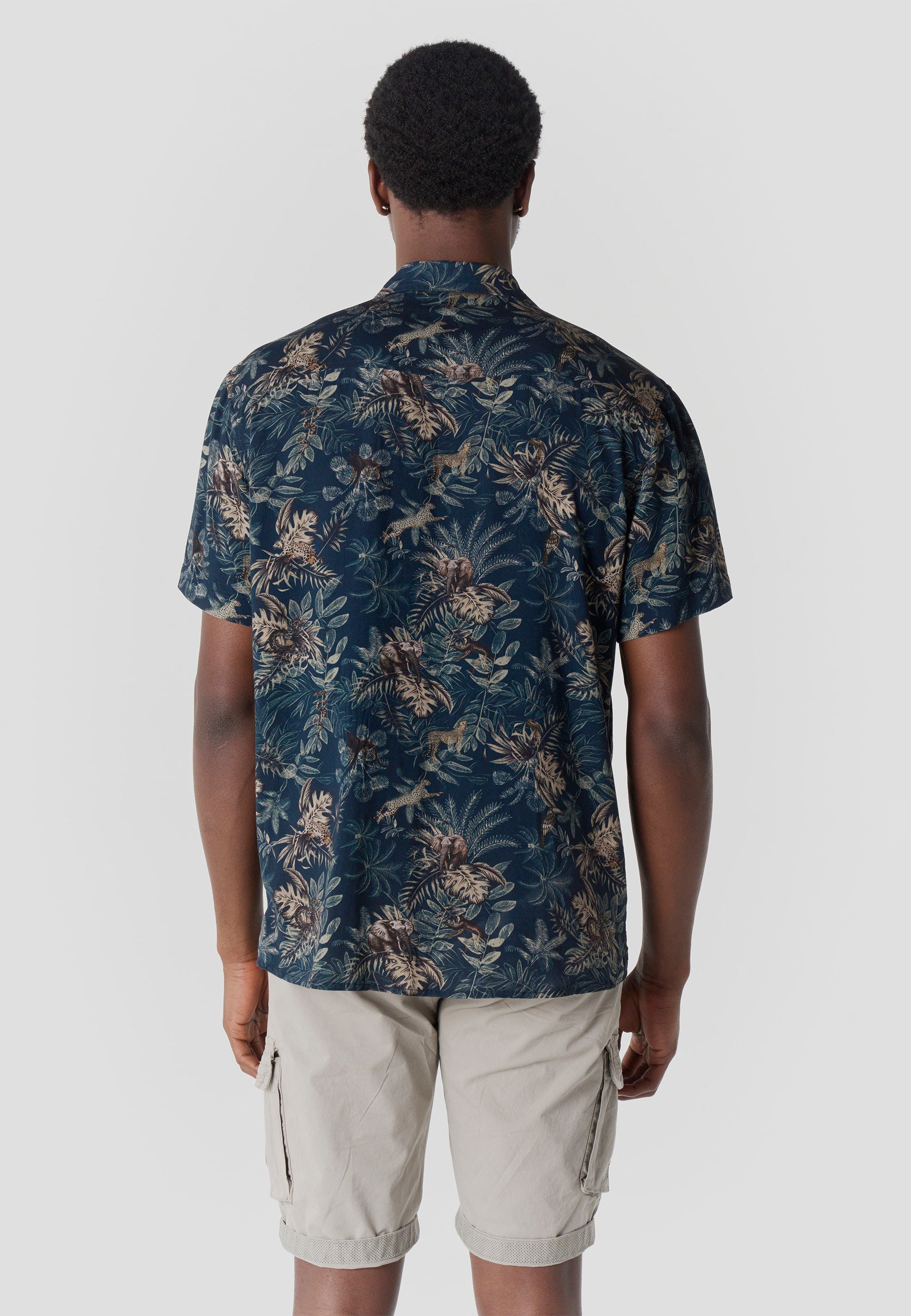 Camisa Hombre Manga Corta Relaxed Cuello Cubano Estampado Tropical Viscosa – Koroshi 2611CC48