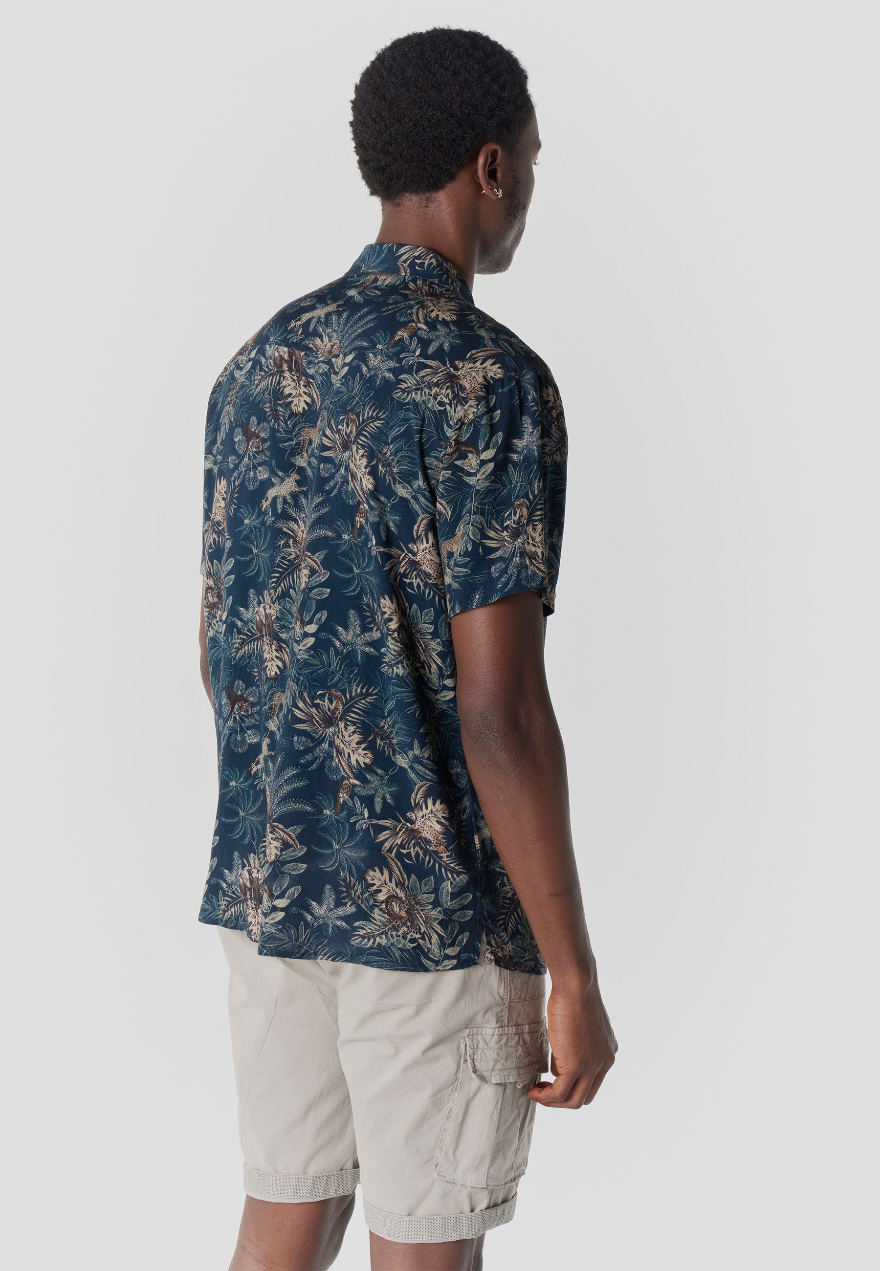 Camisa Hombre Manga Corta Relaxed Cuello Cubano Estampado Tropical Viscosa – Koroshi 2611CC48