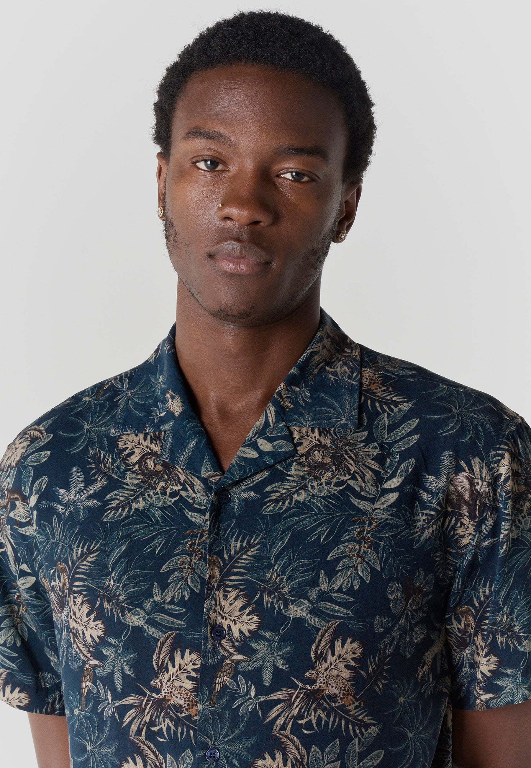 Camisa Hombre Manga Corta Relaxed Cuello Cubano Estampado Tropical Viscosa – Koroshi 2611CC48