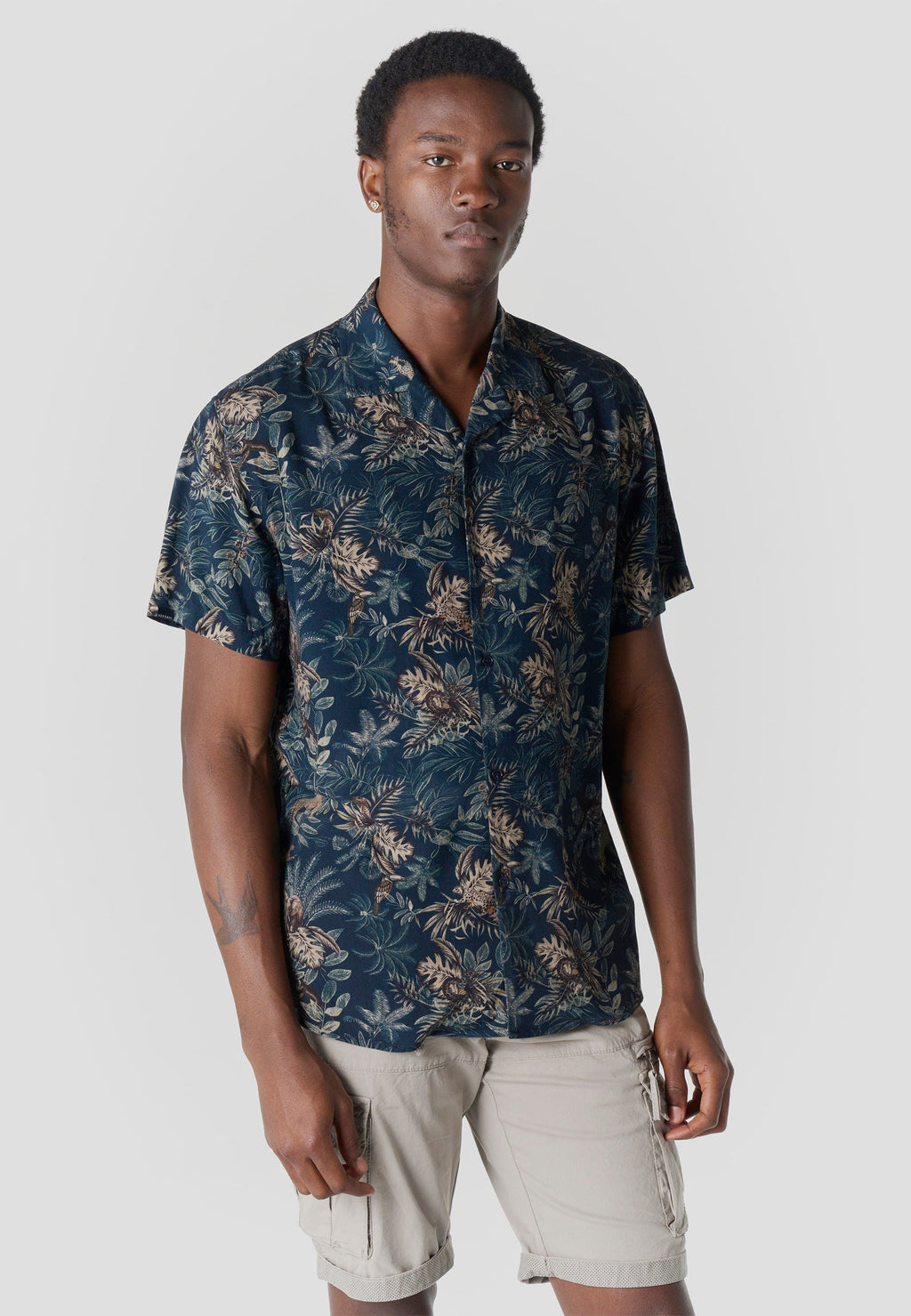 Camisa Hombre Manga Corta Relaxed Cuello Cubano Estampado Tropical Viscosa – Koroshi 2611CC48