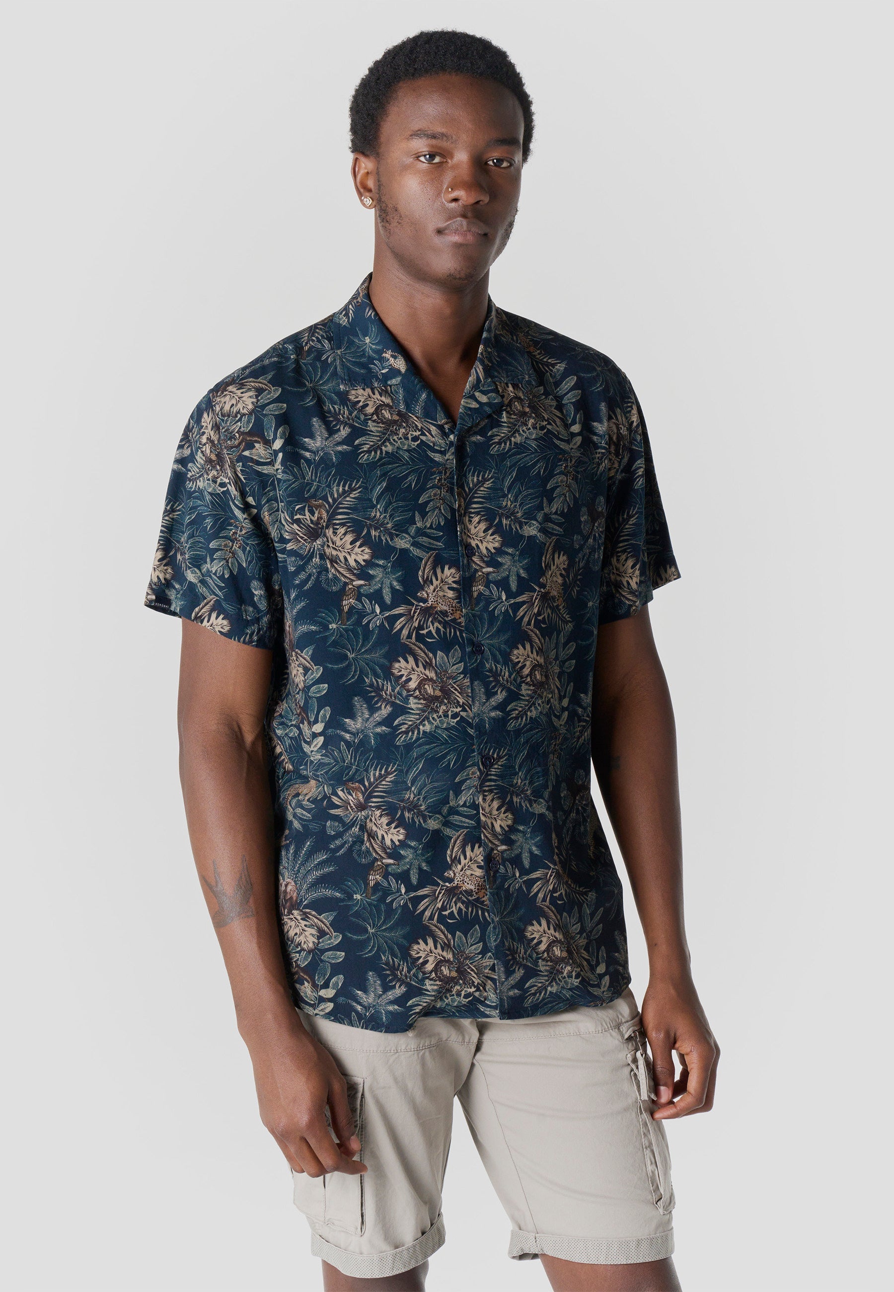 Camisa Hombre Manga Corta Relaxed Cuello Cubano Estampado Tropical Viscosa – Koroshi 2611CC48