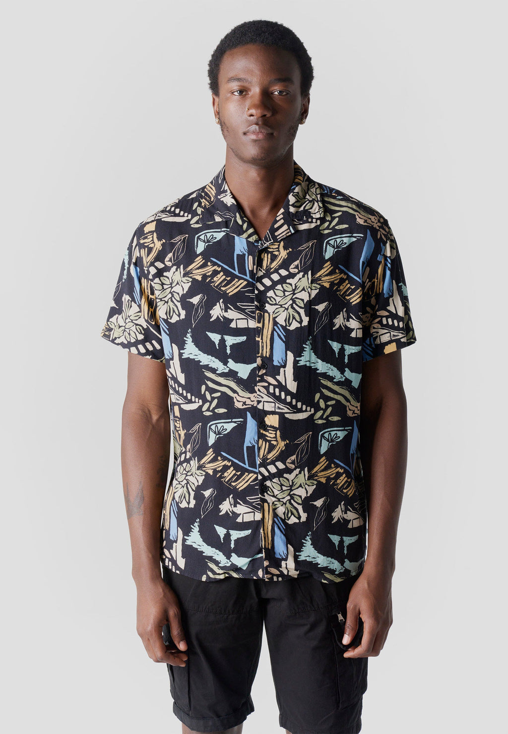 Camisa Hombre Manga Corta Relaxed Cuello Cubano Estampado Tropical Viscosa – Koroshi 2611CC48