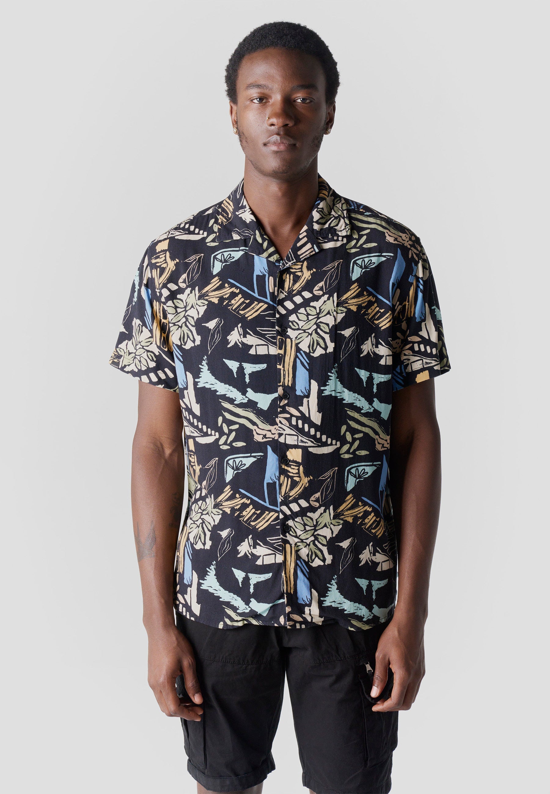 Camisa Hombre Manga Corta Relaxed Cuello Cubano Estampado Tropical Viscosa – Koroshi 2611CC48