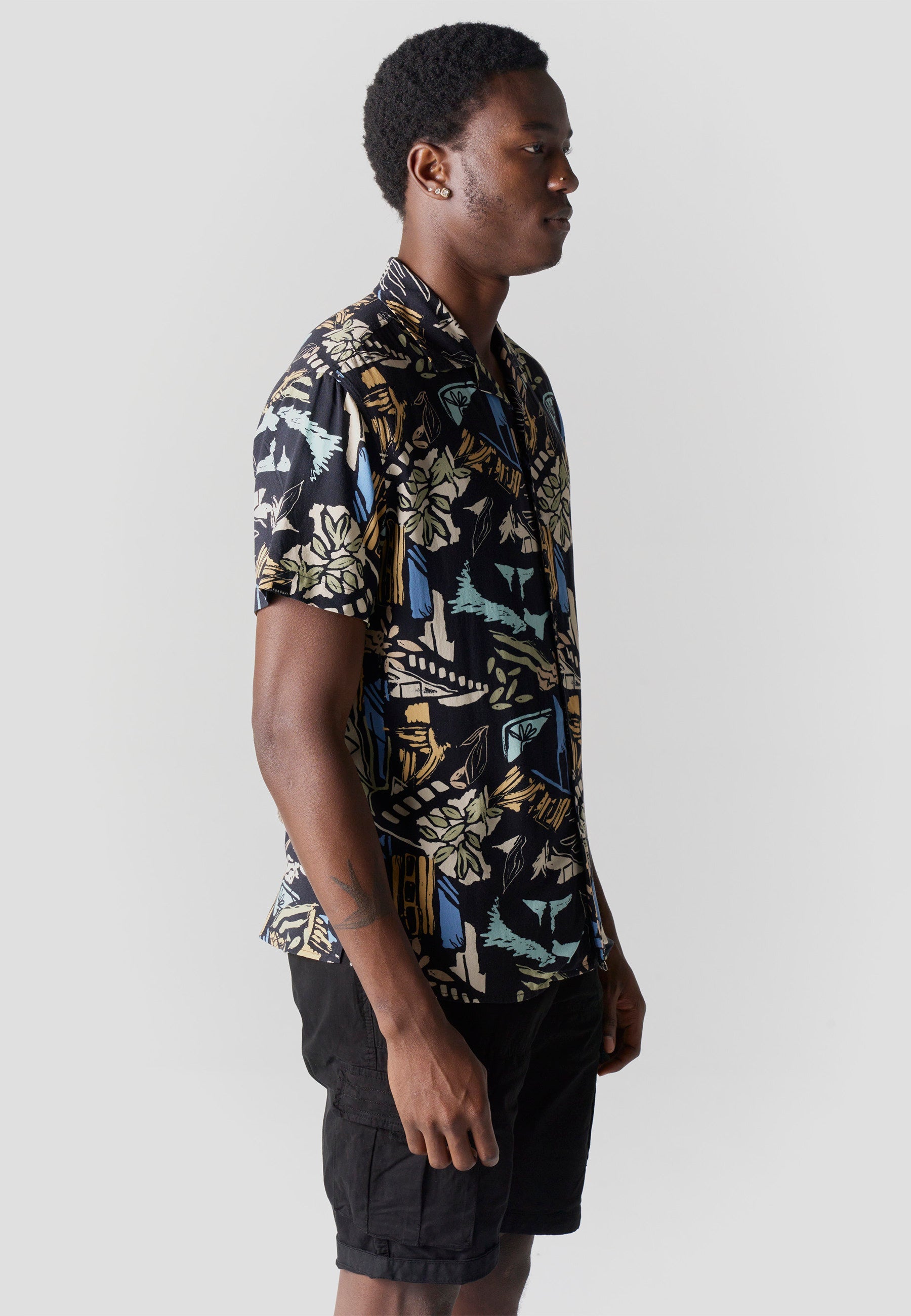 Camisa Hombre Manga Corta Relaxed Cuello Cubano Estampado Tropical Viscosa – Koroshi 2611CC48