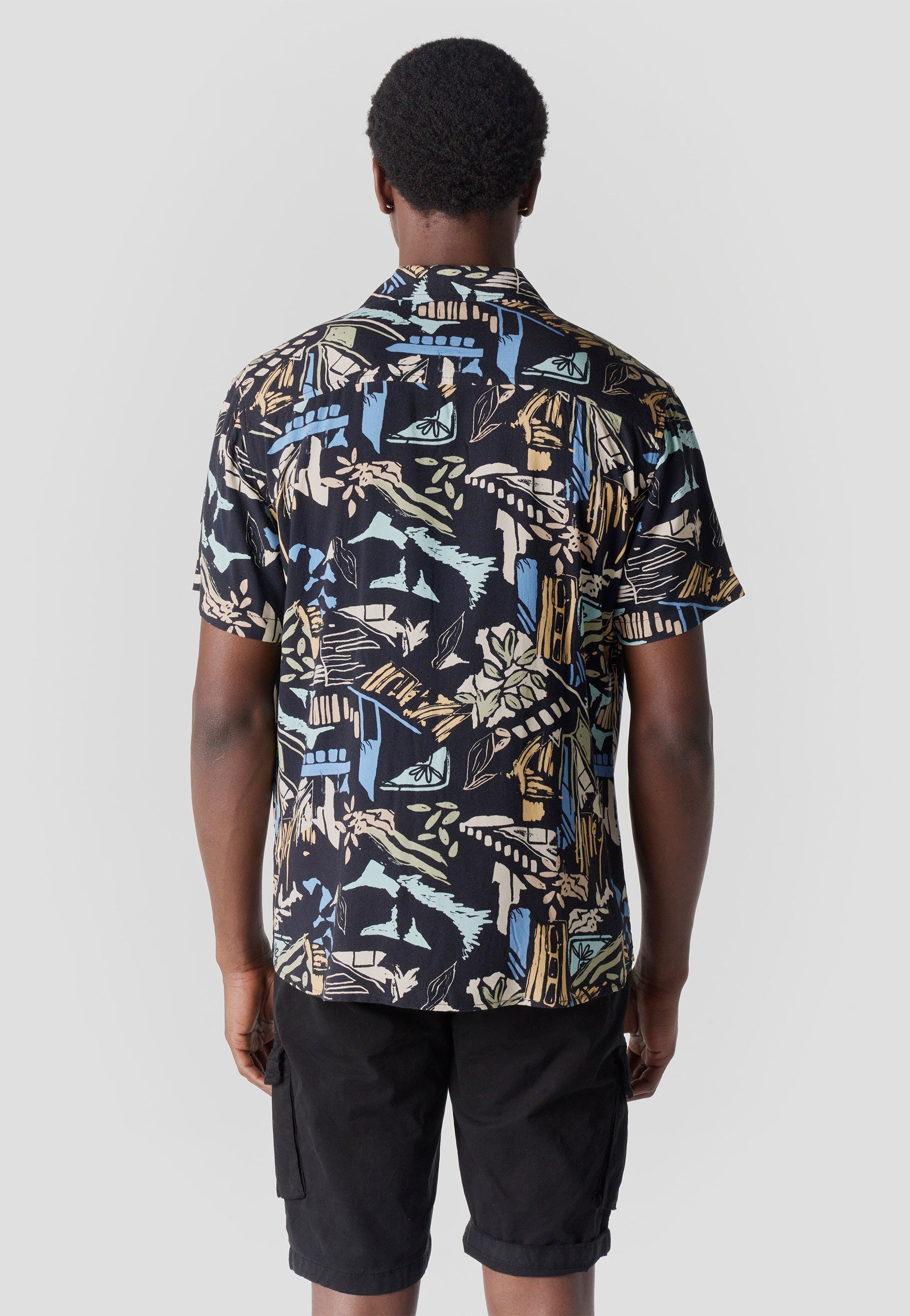 Camisa Hombre Manga Corta Relaxed Cuello Cubano Estampado Tropical Viscosa – Koroshi 2611CC48