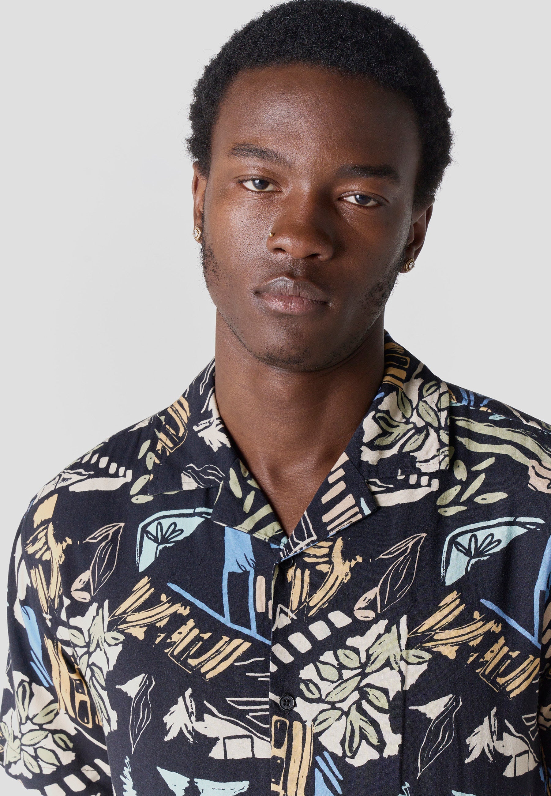 Camisa Hombre Manga Corta Relaxed Cuello Cubano Estampado Tropical Viscosa – Koroshi 2611CC48