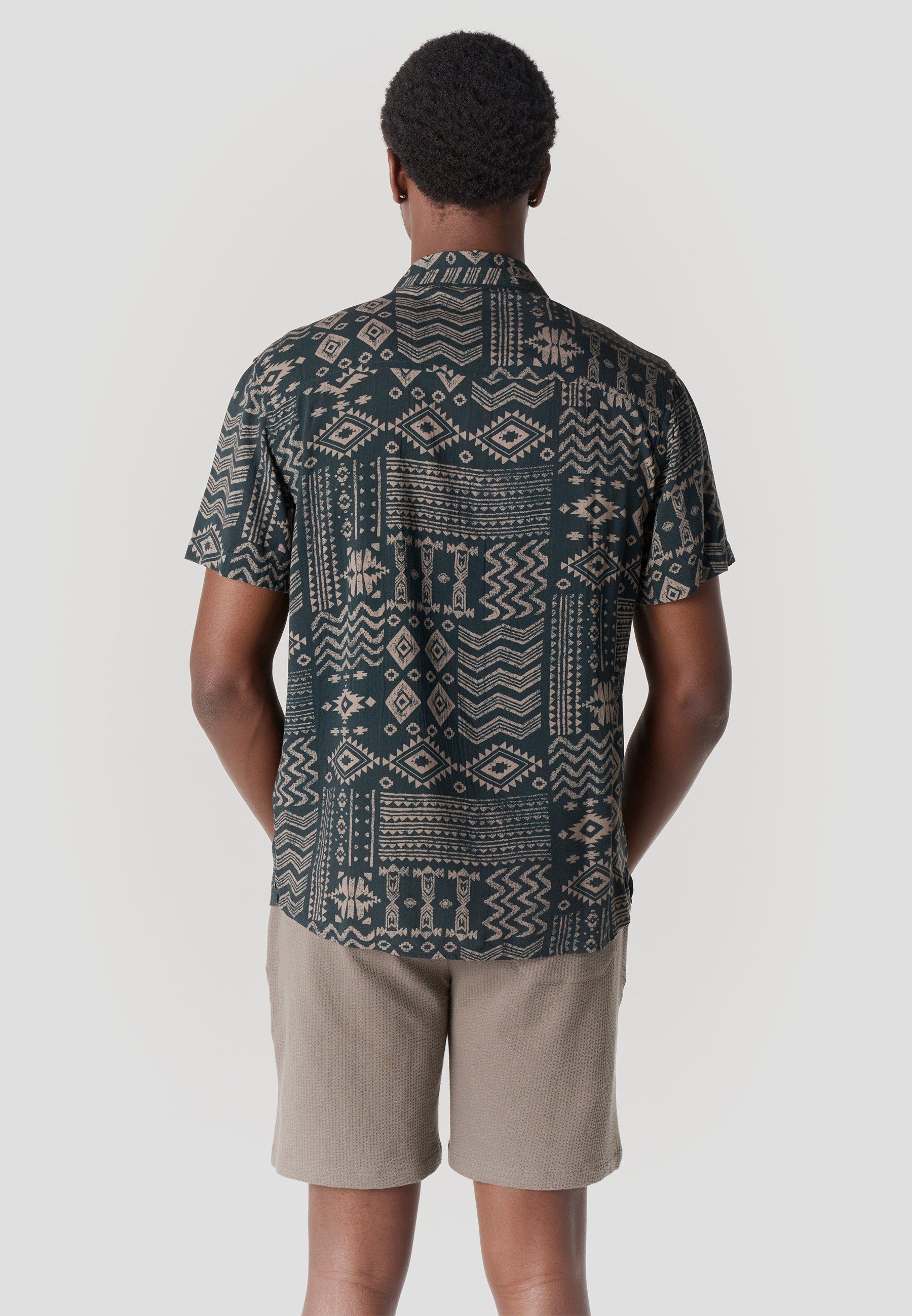 Camisa Hombre Manga Corta Relaxed Estampado Étnico Azteca Viscosa – Koroshi 2611CC49