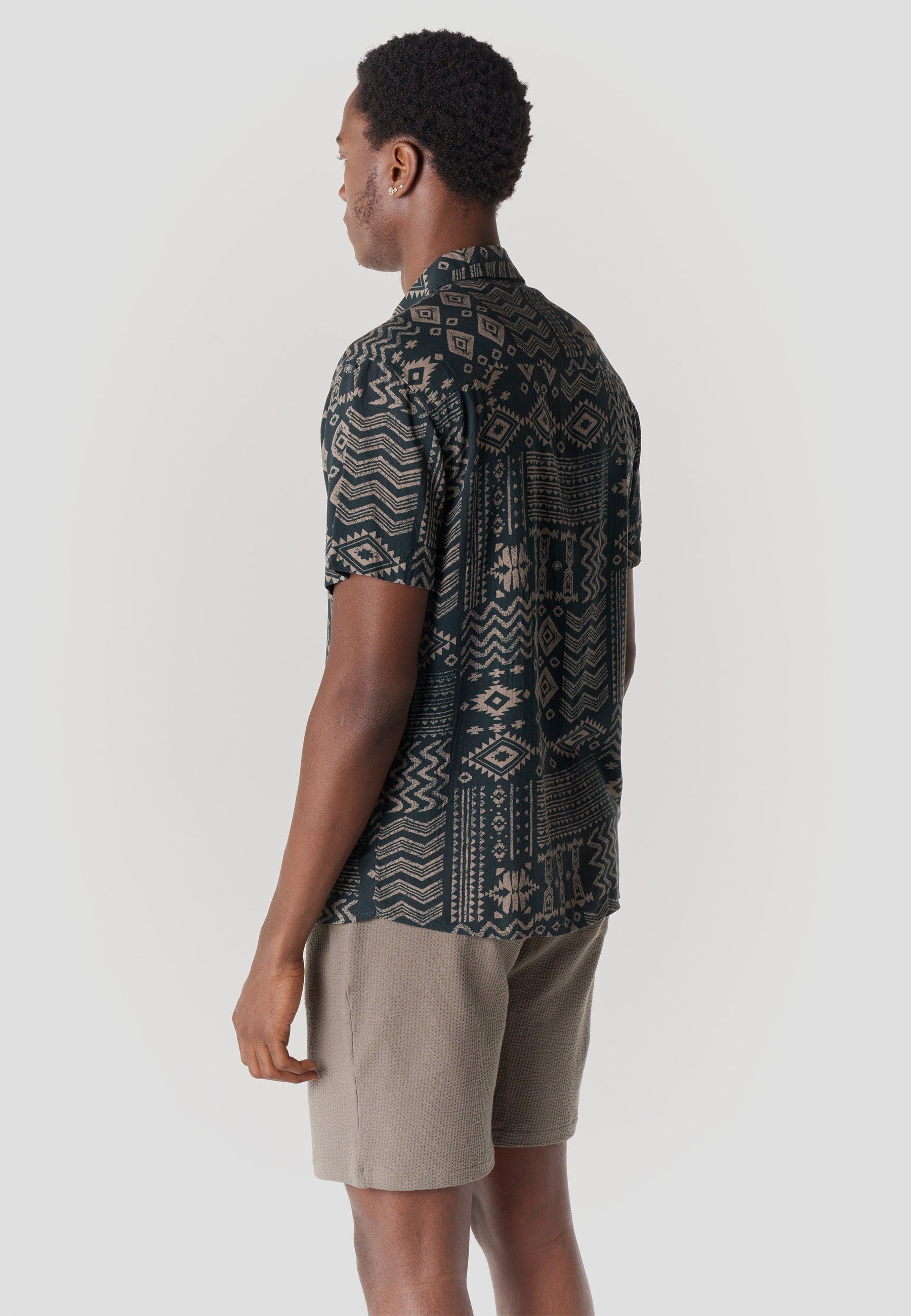 Camisa Hombre Manga Corta Relaxed Estampado Étnico Azteca Viscosa – Koroshi 2611CC49