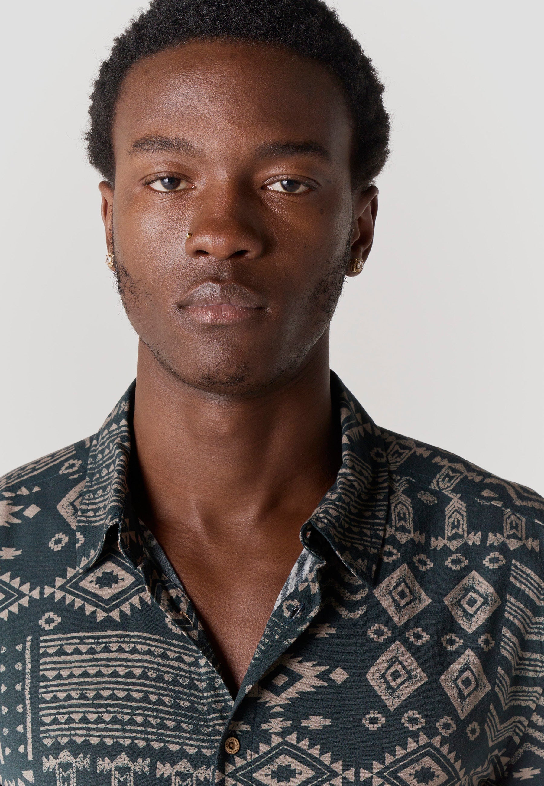 Camisa Hombre Manga Corta Relaxed Estampado Étnico Azteca Viscosa – Koroshi 2611CC49