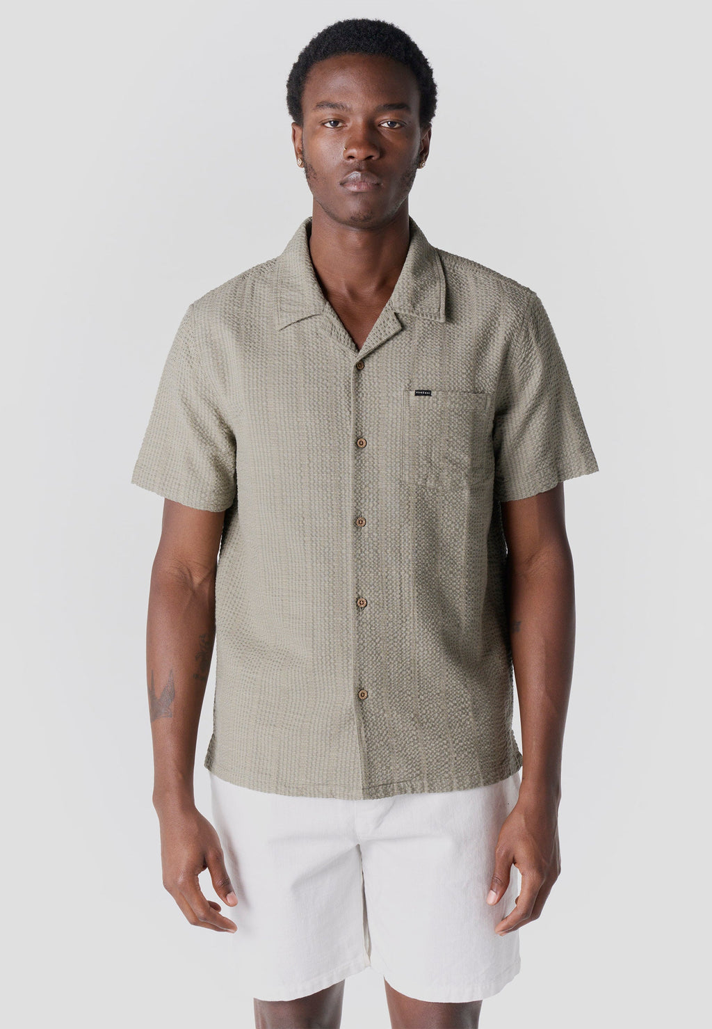 Camisa Hombre Manga Corta Cuello Cubano Algodón Kaki – Koroshi 2611CC61