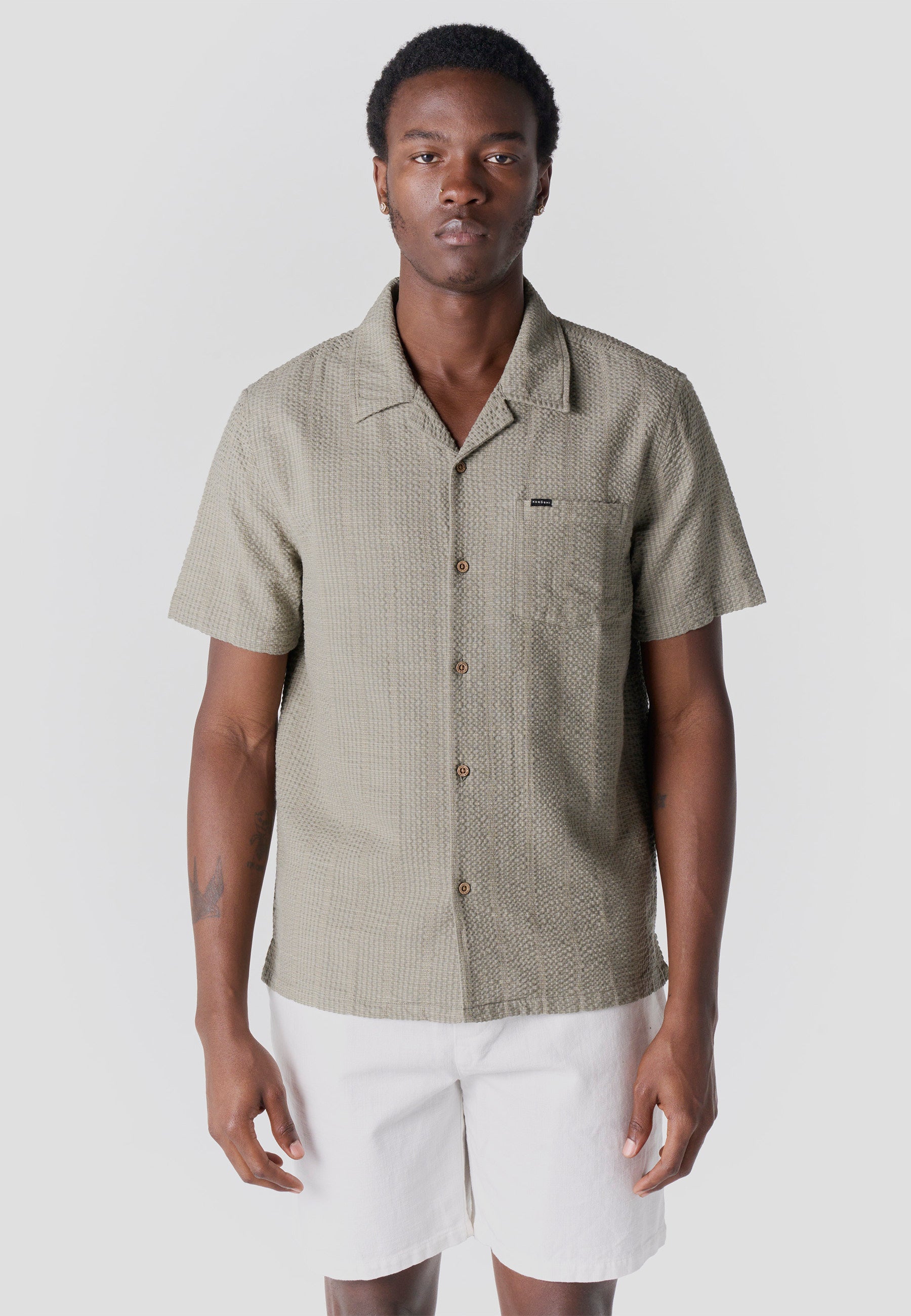 Camisa Hombre Manga Corta Cuello Cubano Algodón Kaki – Koroshi 2611CC61