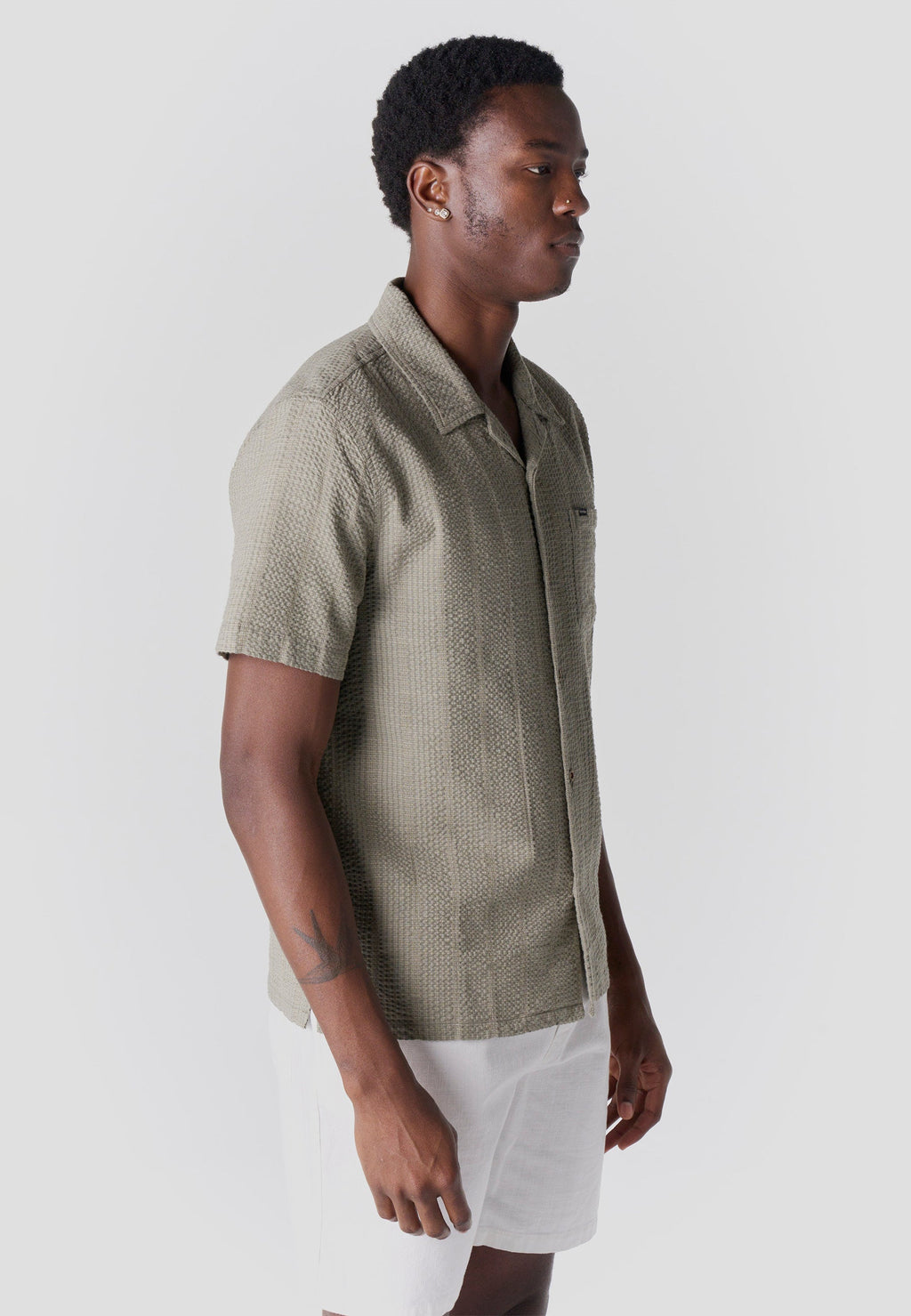 Camisa Hombre Manga Corta Cuello Cubano Algodón Kaki – Koroshi 2611CC61