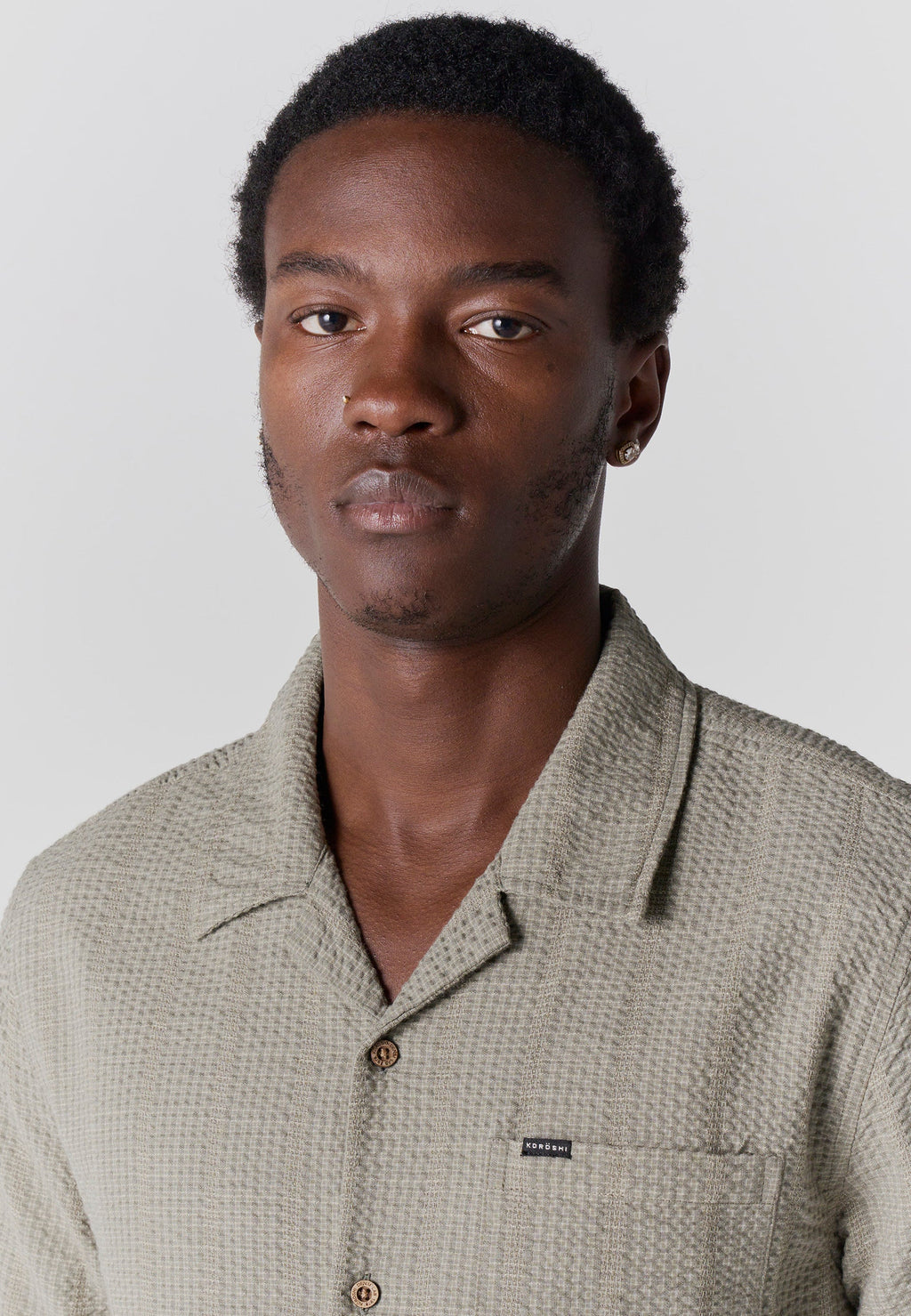 Camisa Hombre Manga Corta Cuello Cubano Algodón Kaki – Koroshi 2611CC61