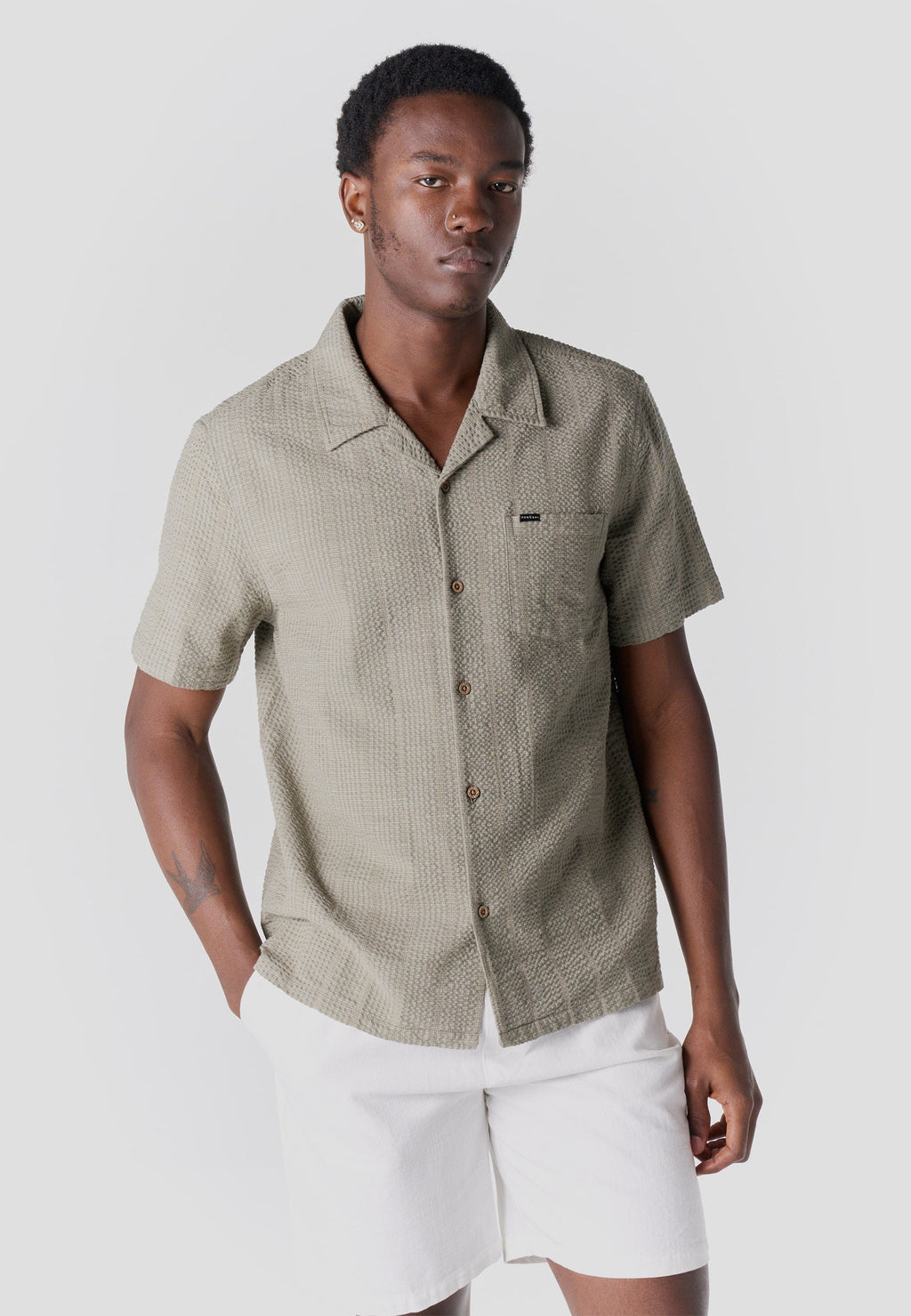 Camisa Hombre Manga Corta Cuello Cubano Algodón Kaki – Koroshi 2611CC61