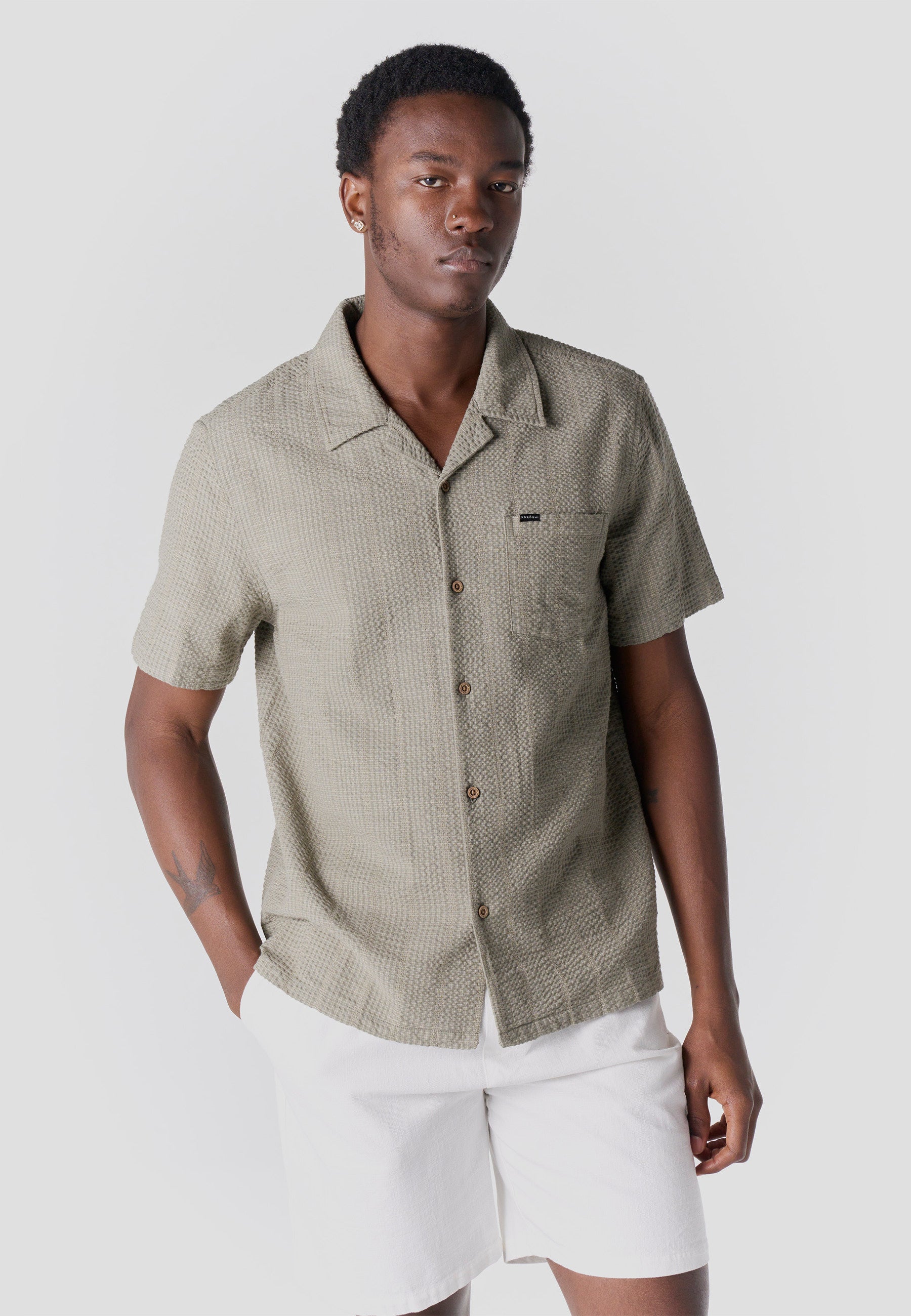 Camisa Hombre Manga Corta Cuello Cubano Algodón Kaki – Koroshi 2611CC61