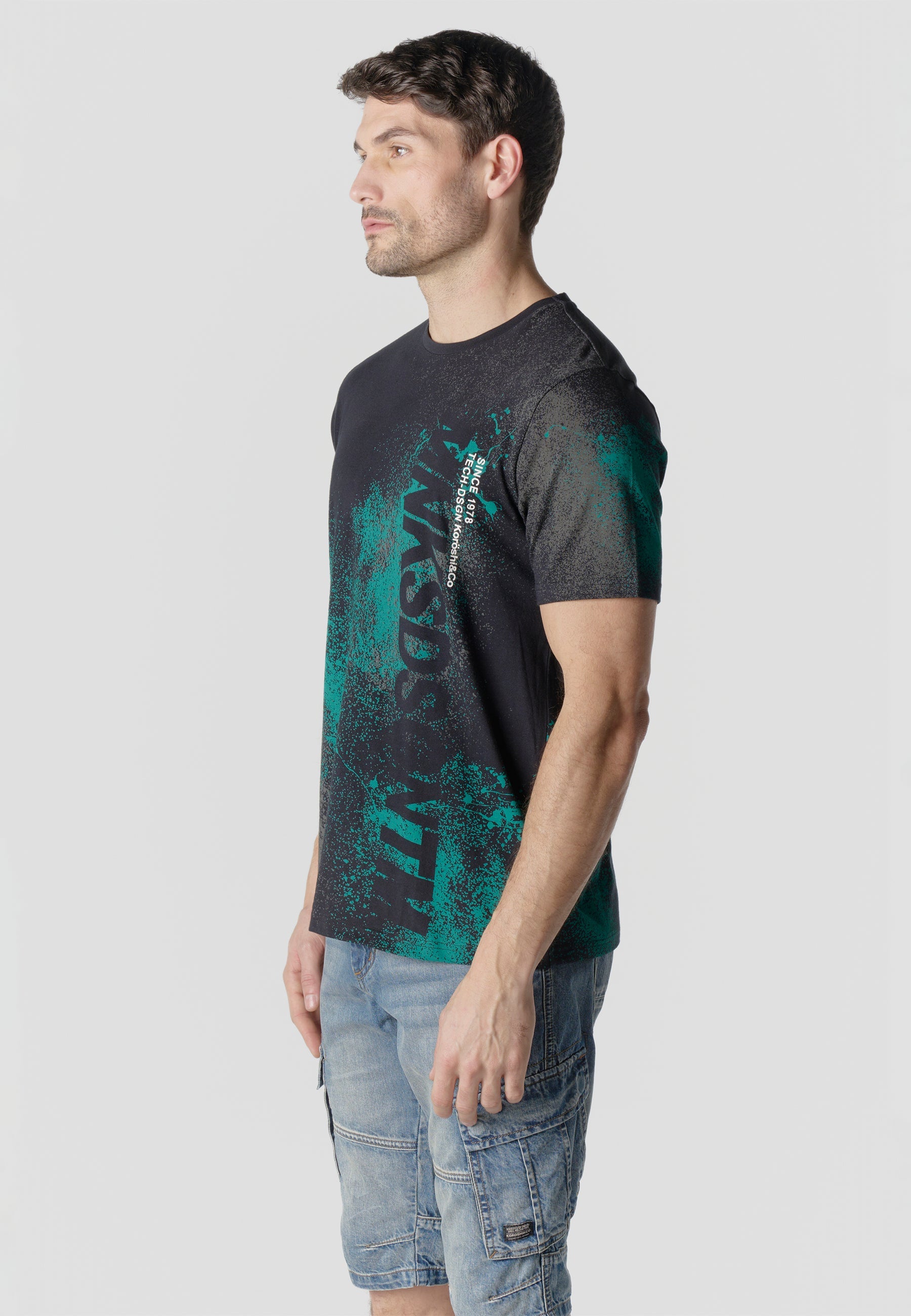 Camiseta Hombre Manga Corta Estampado All Over Spray Negra – Koroshi
