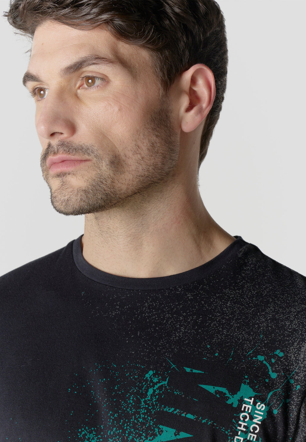 Camiseta Hombre Manga Corta Estampado All Over Spray Negra – Koroshi