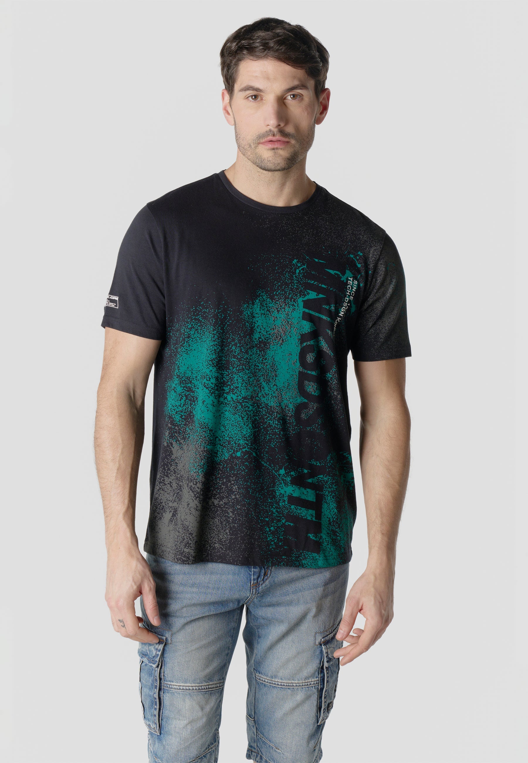 Camiseta Hombre Manga Corta Estampado All Over Spray Negra – Koroshi