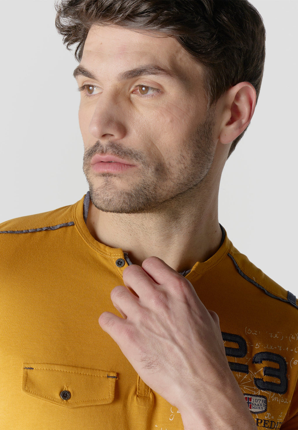 Camiseta Hombre Manga Corta Henley Bordados con Bolsillo – Koroshi 2611MC22