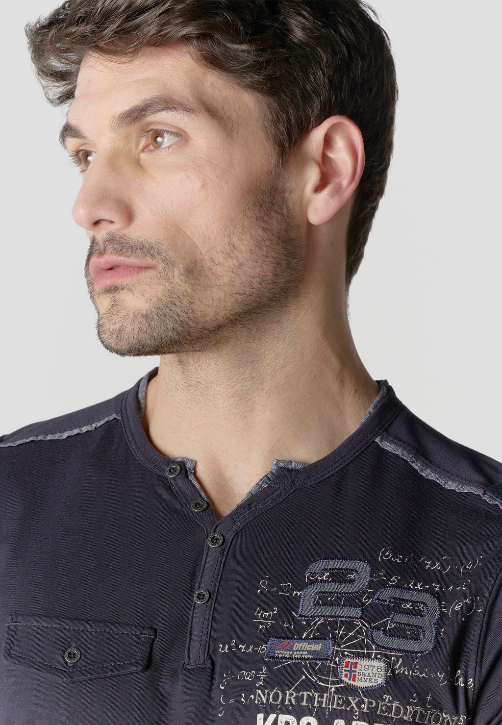 Camiseta Hombre Manga Corta Henley Bordados con Bolsillo – Koroshi 2611MC22