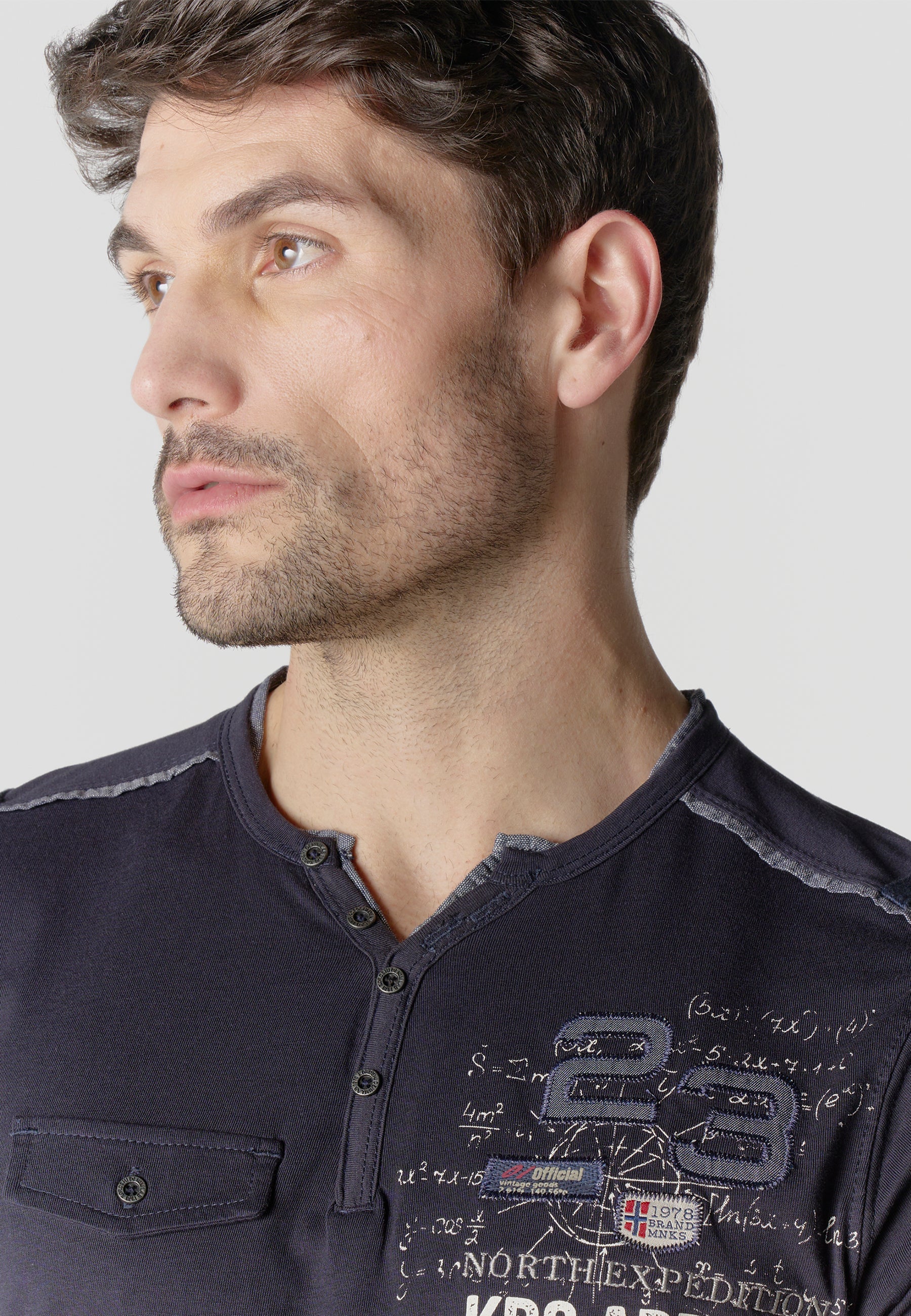 Camiseta Hombre Manga Corta Henley Bordados con Bolsillo – Koroshi 2611MC22