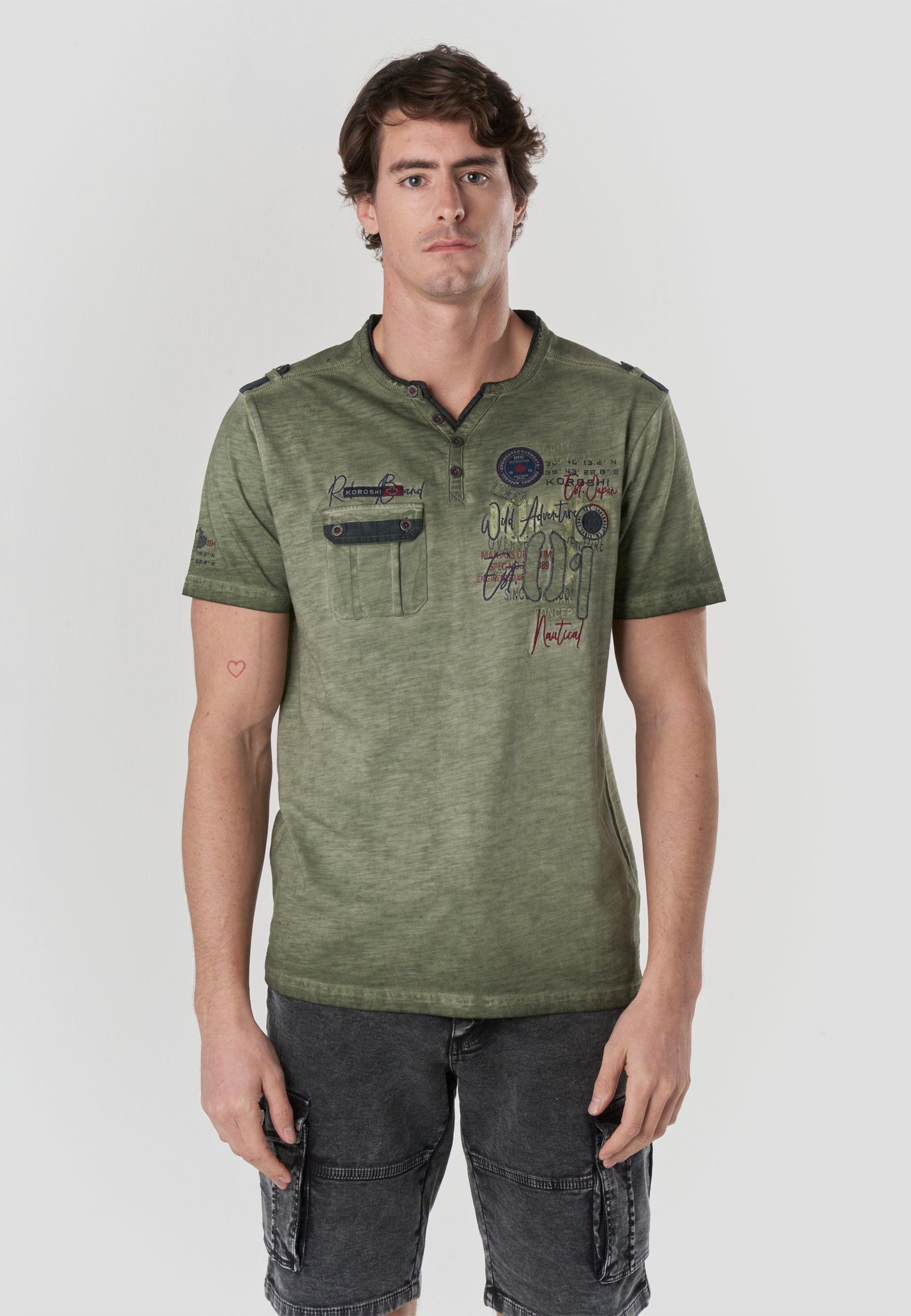Camiseta Hombre Manga Corta Henley Lavada Bordados Náuticos – Koroshi 2611MC24