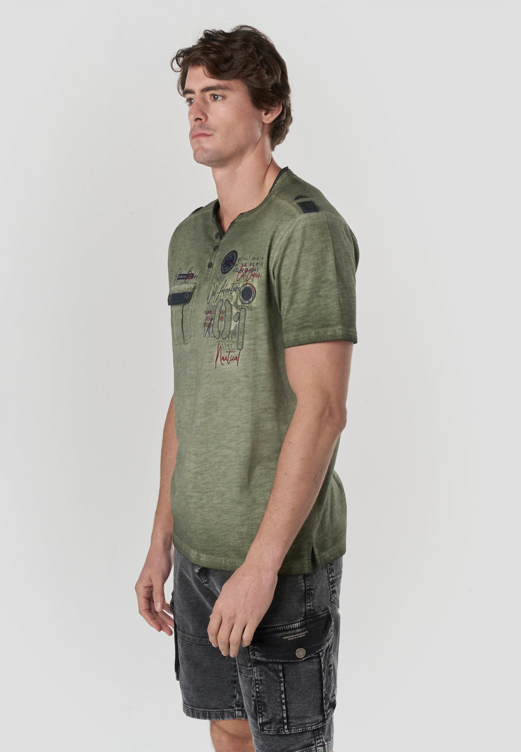 Camiseta Hombre Manga Corta Henley Lavada Bordados Náuticos – Koroshi 2611MC24