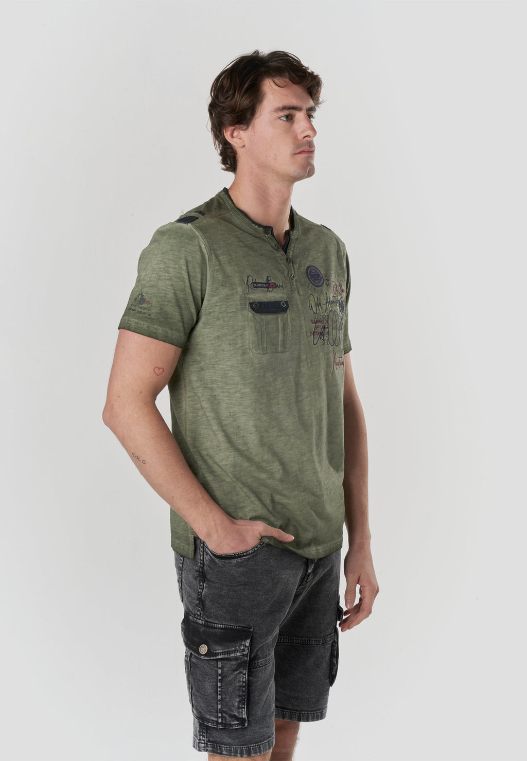 Camiseta Hombre Manga Corta Henley Lavada Bordados Náuticos – Koroshi 2611MC24