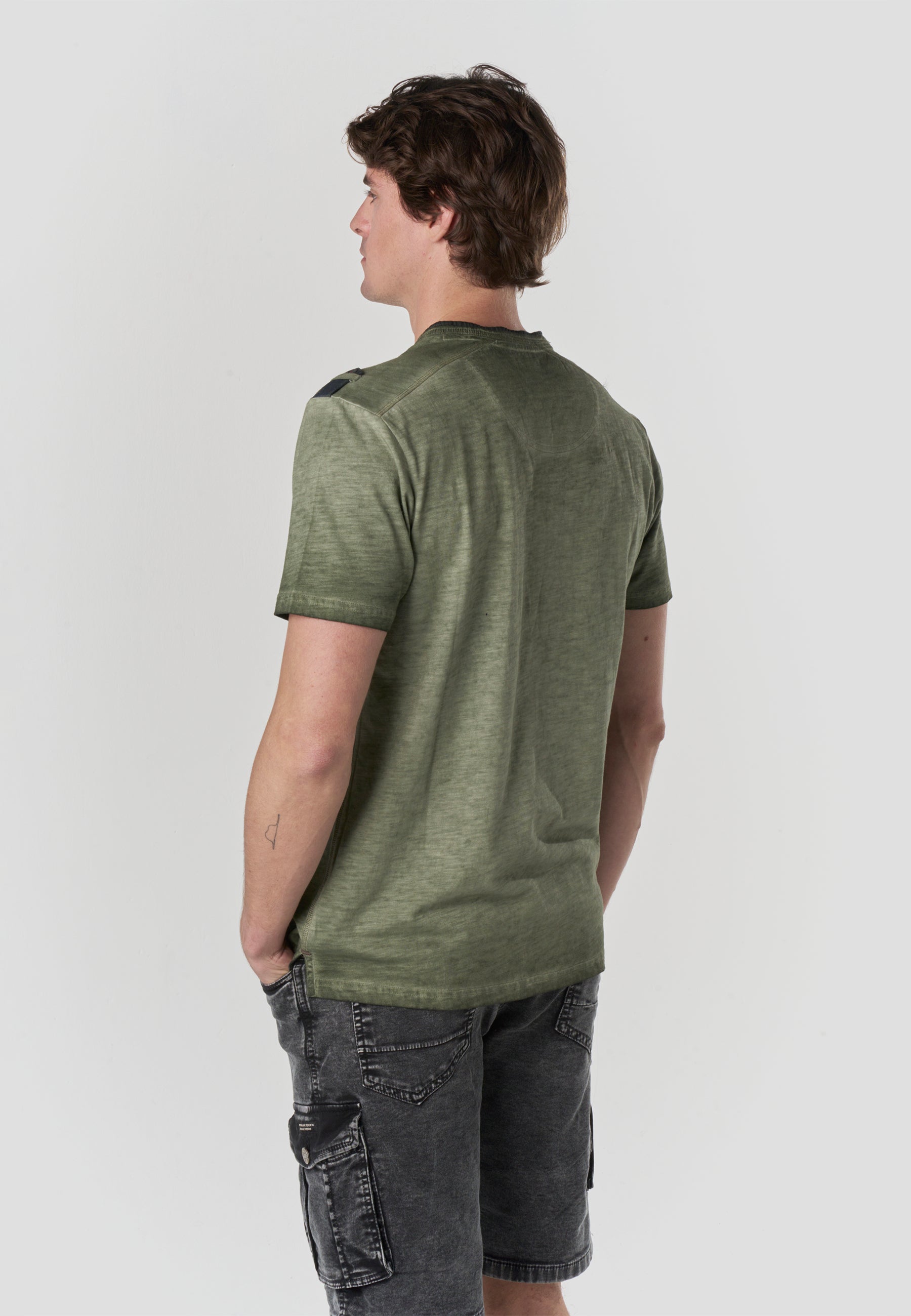 Camiseta Hombre Manga Corta Henley Lavada Bordados Náuticos – Koroshi 2611MC24