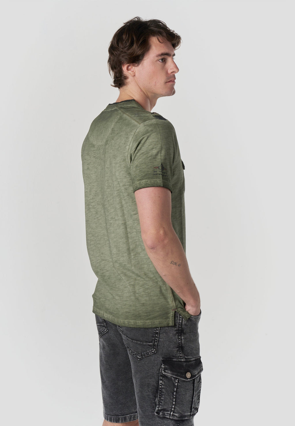 Camiseta Hombre Manga Corta Henley Lavada Bordados Náuticos – Koroshi 2611MC24