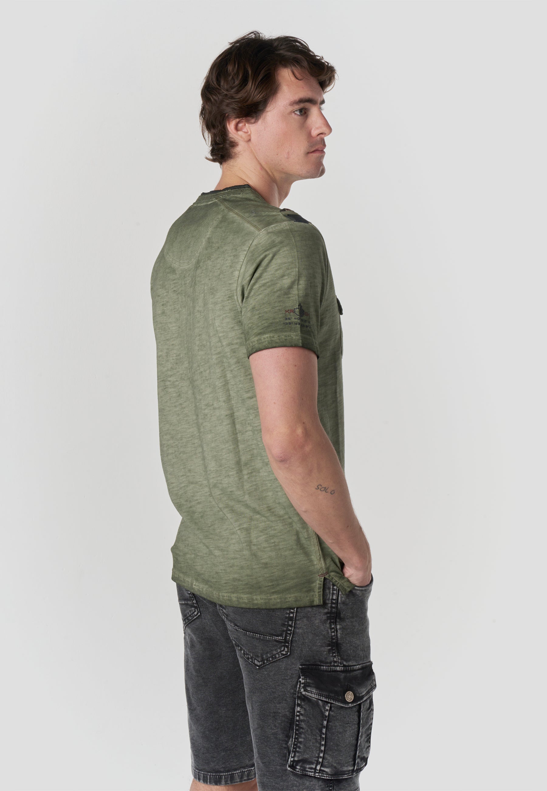 Camiseta Hombre Manga Corta Henley Lavada Bordados Náuticos – Koroshi 2611MC24
