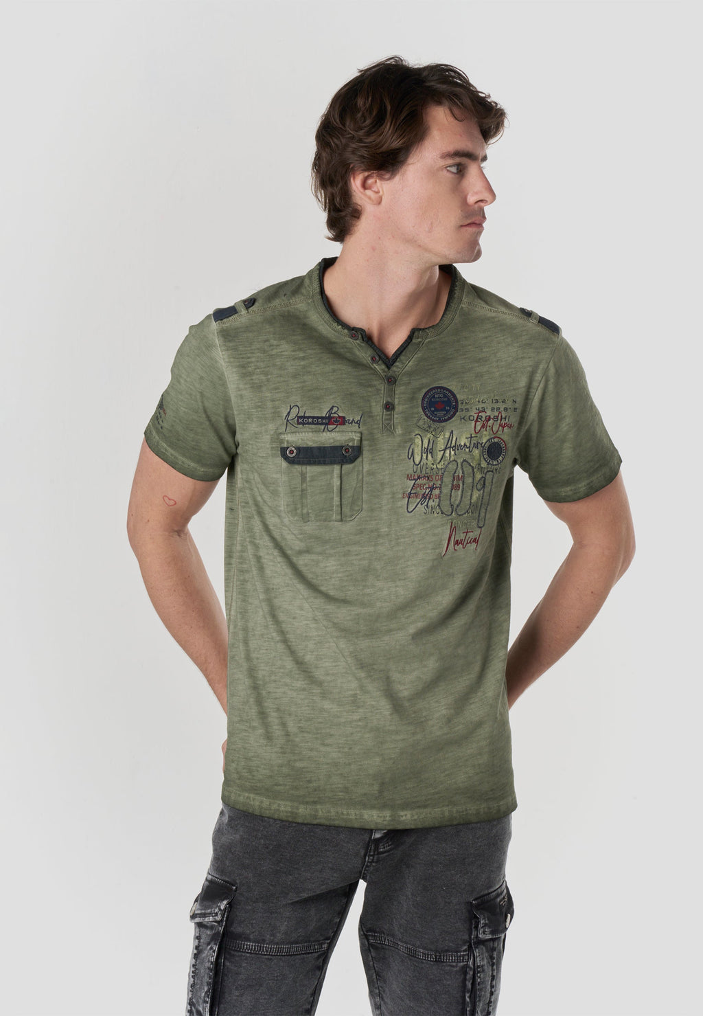 Camiseta Hombre Manga Corta Henley Lavada Bordados Náuticos – Koroshi 2611MC24