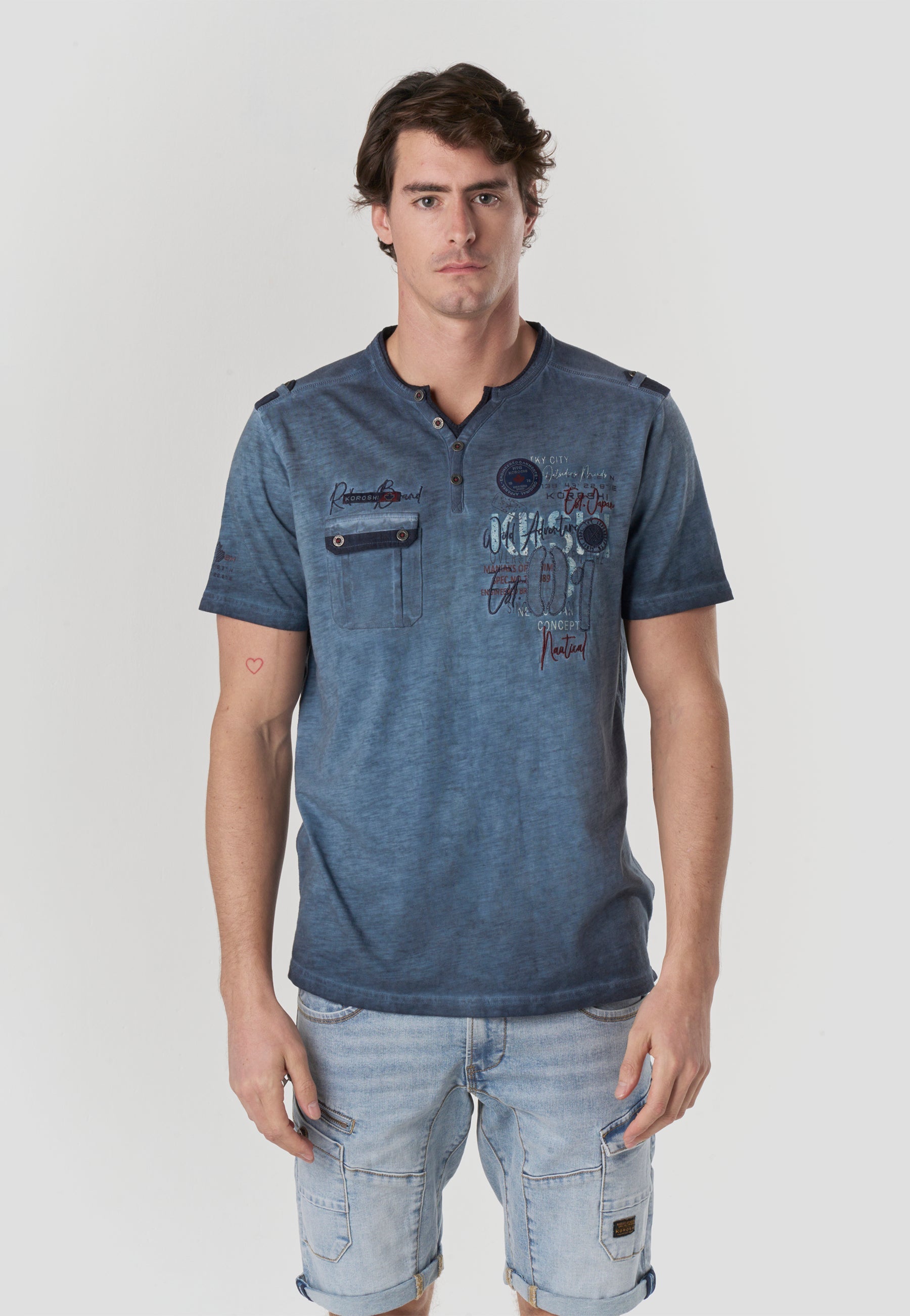 Camiseta Hombre Manga Corta Henley Lavada Bordados Náuticos – Koroshi 2611MC24
