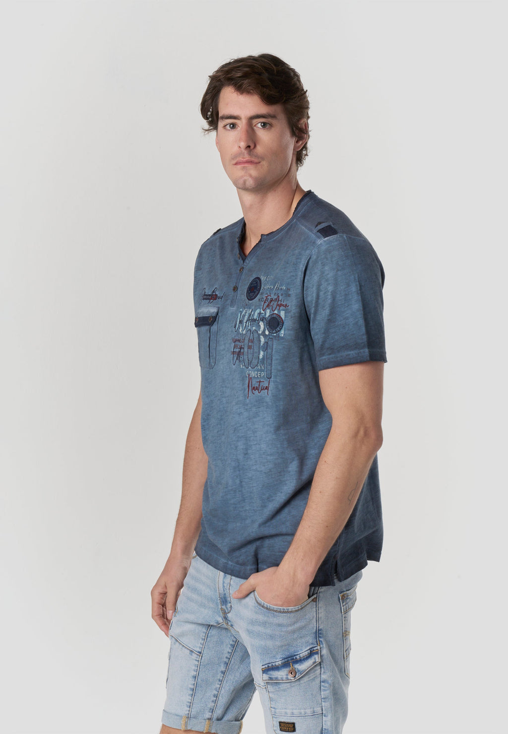 Camiseta Hombre Manga Corta Henley Lavada Bordados Náuticos – Koroshi 2611MC24