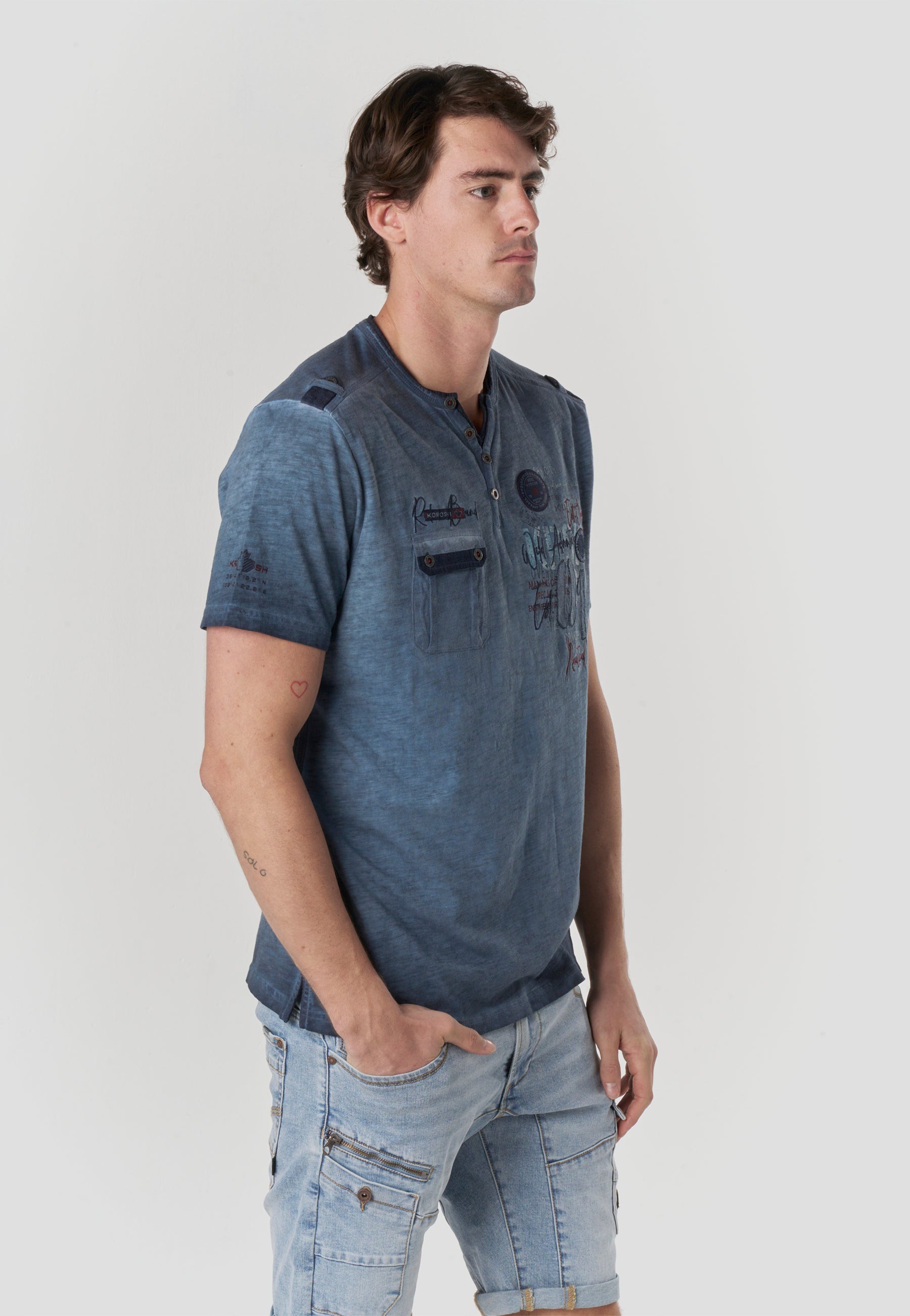 Camiseta Hombre Manga Corta Henley Lavada Bordados Náuticos – Koroshi 2611MC24