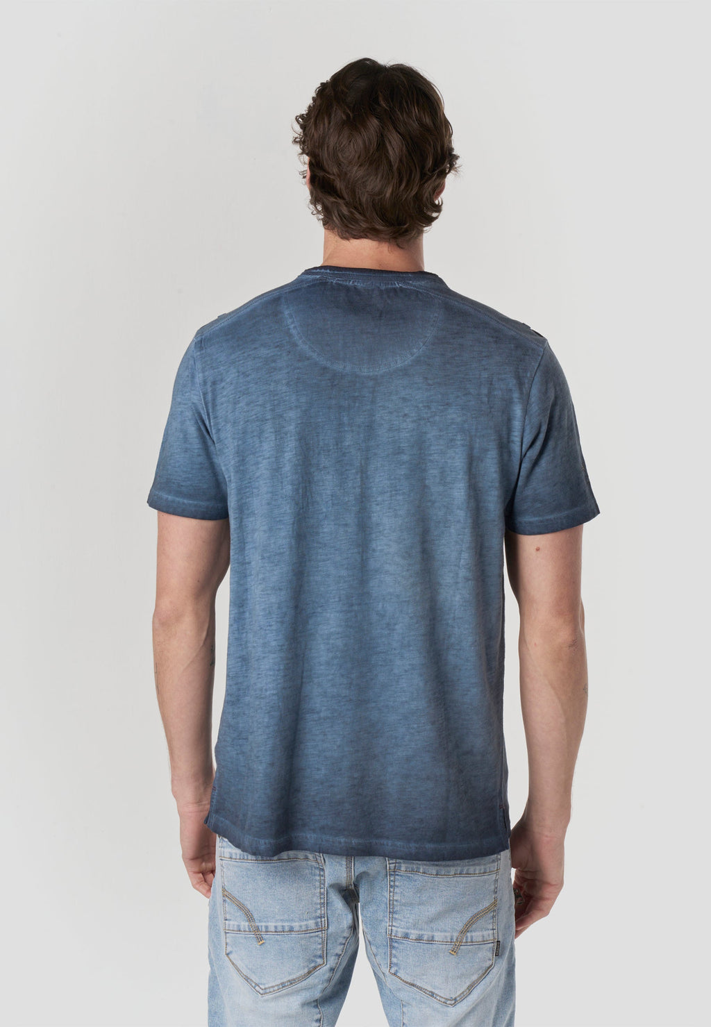 Camiseta Hombre Manga Corta Henley Lavada Bordados Náuticos – Koroshi 2611MC24