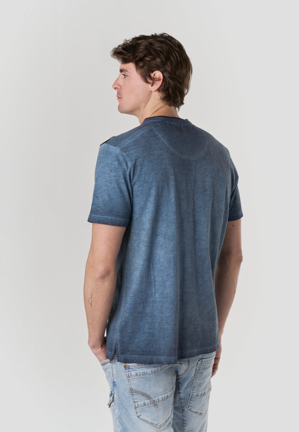 Camiseta Hombre Manga Corta Henley Lavada Bordados Náuticos – Koroshi 2611MC24