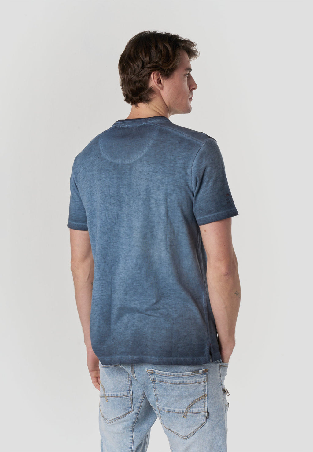 Camiseta Hombre Manga Corta Henley Lavada Bordados Náuticos – Koroshi 2611MC24