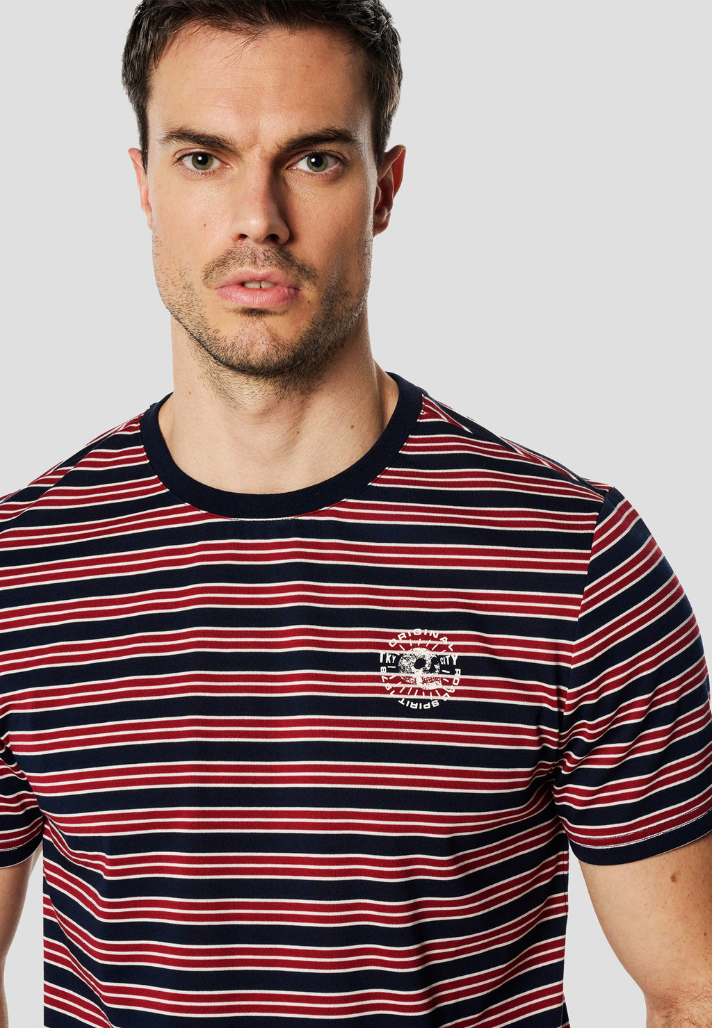 Camiseta Hombre Manga Corta Rayas Bordado Pecho Roja – Koroshi