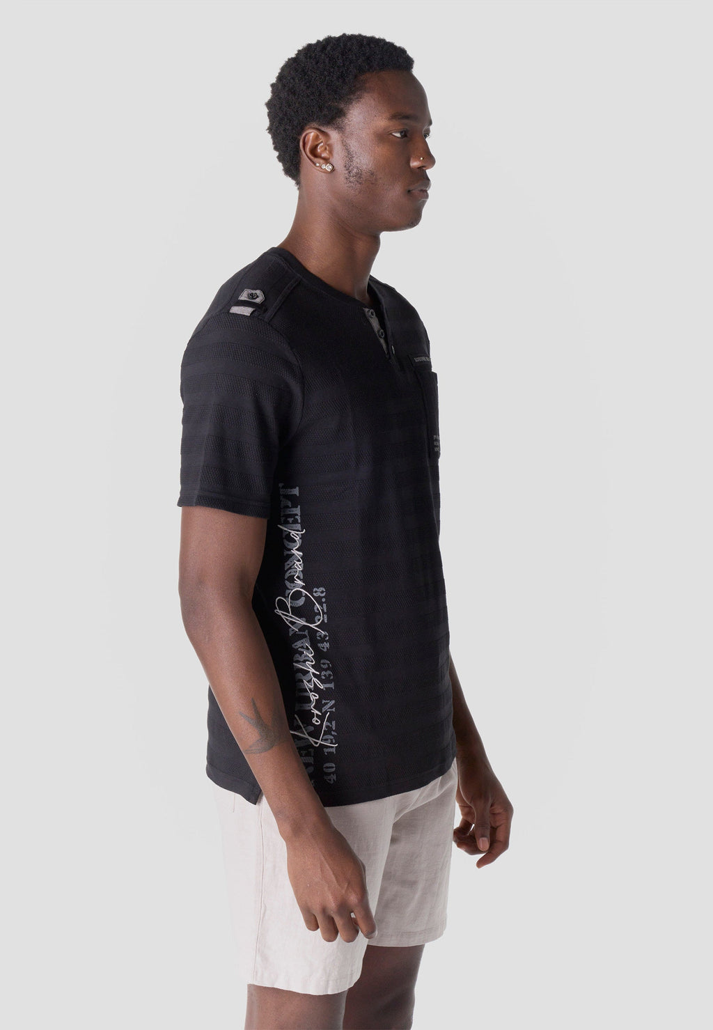 Camiseta Hombre Manga Corta Henley Texturizada Bolsillo – Koroshi 2611MC36