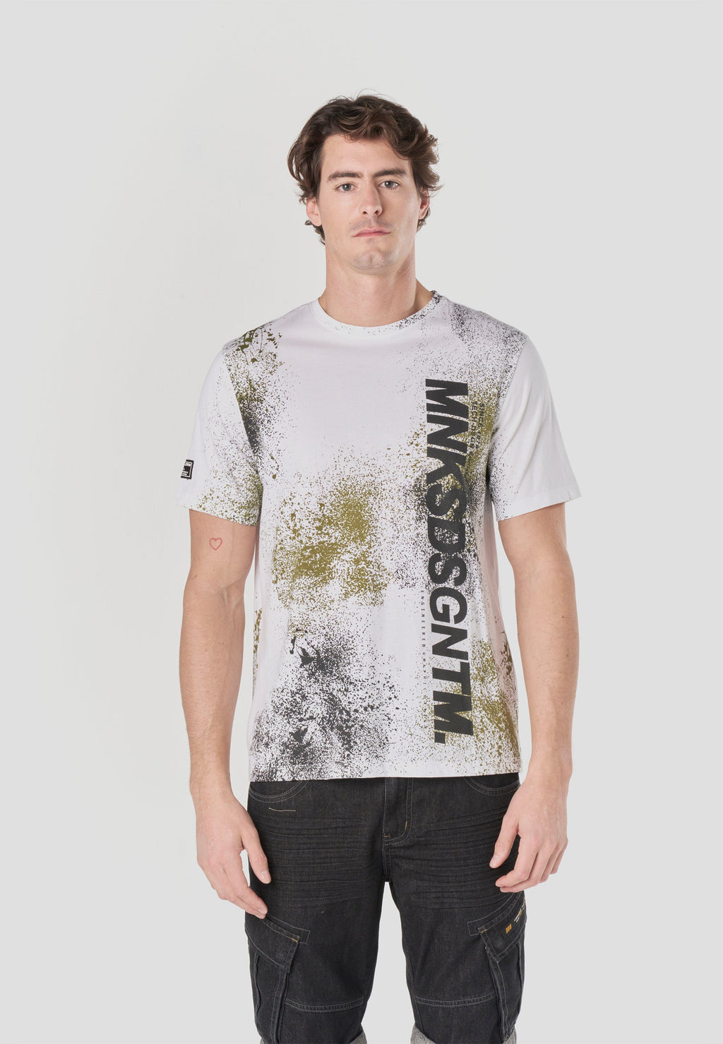 Camiseta Hombre Manga Corta Estampado Spray All-Over Blanca – Koroshi