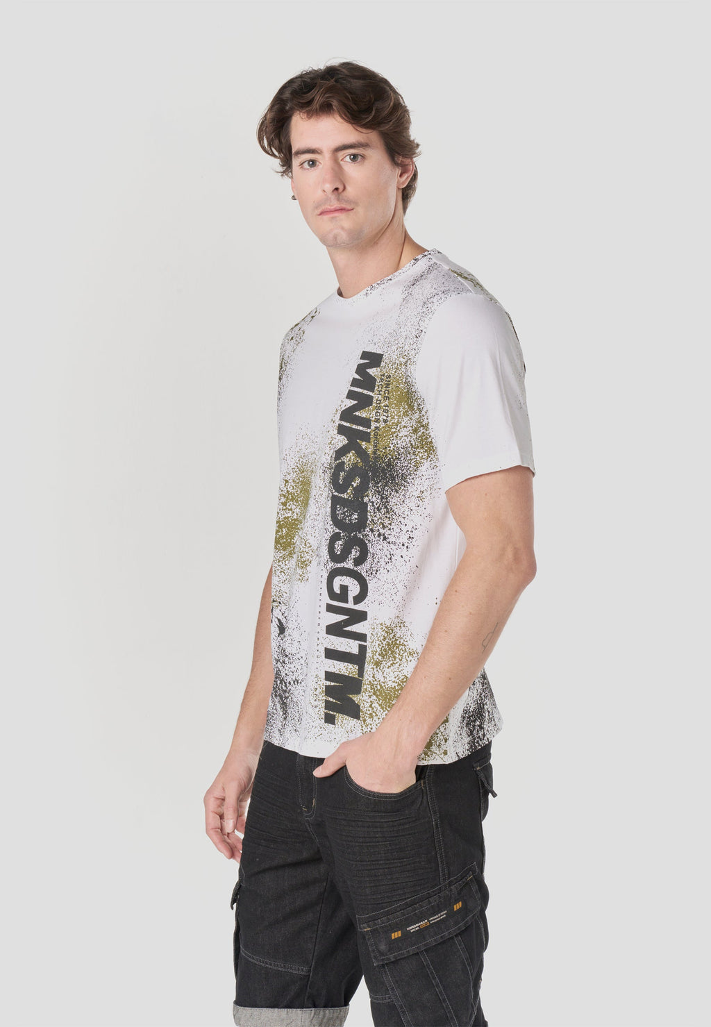 Camiseta Hombre Manga Corta Estampado Spray All-Over Blanca – Koroshi