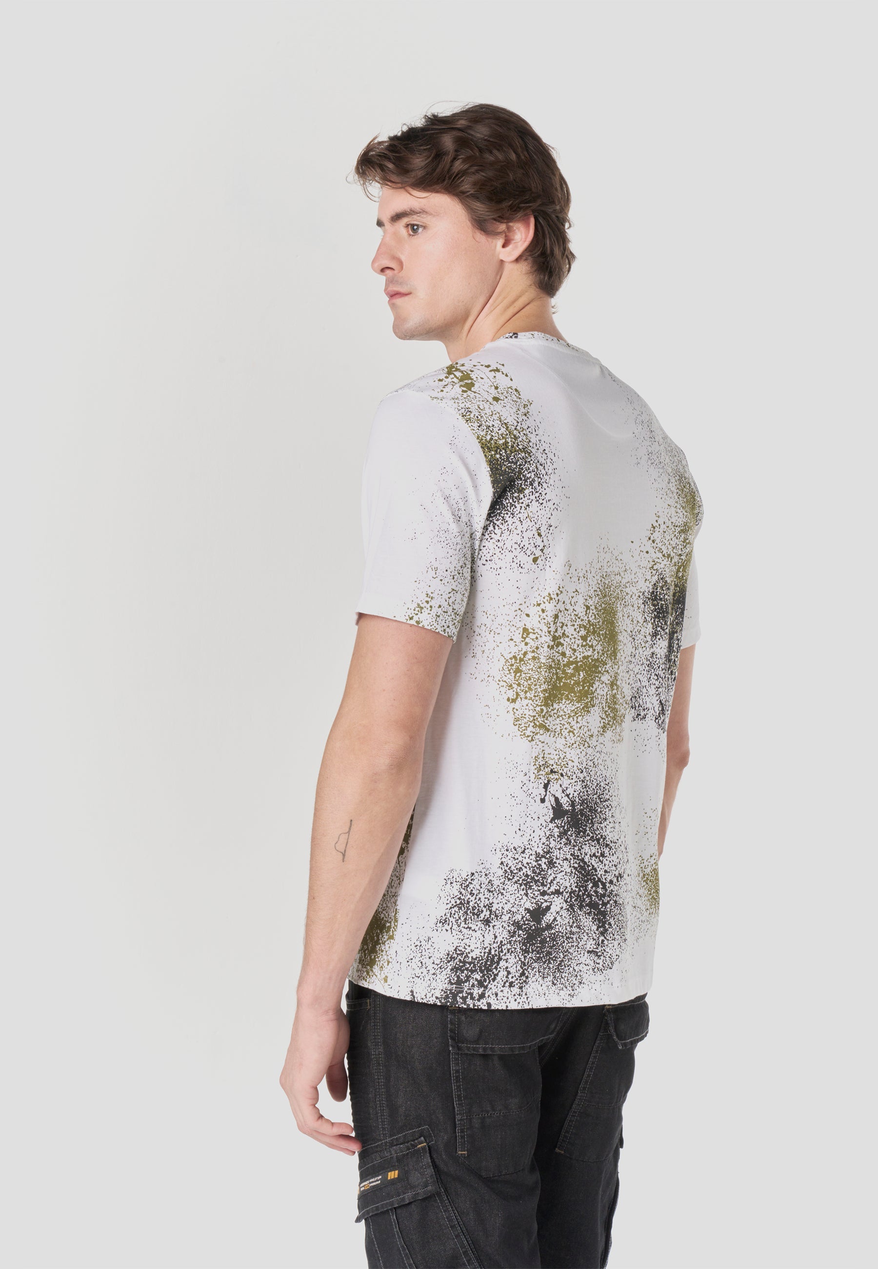 Camiseta Hombre Manga Corta Estampado Spray All-Over Blanca – Koroshi
