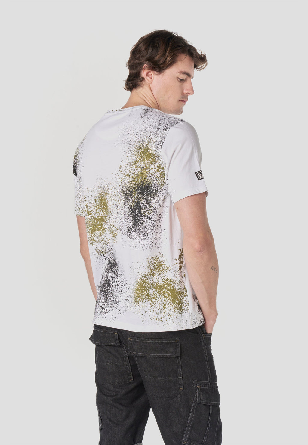 Camiseta Hombre Manga Corta Estampado Spray All-Over Blanca – Koroshi